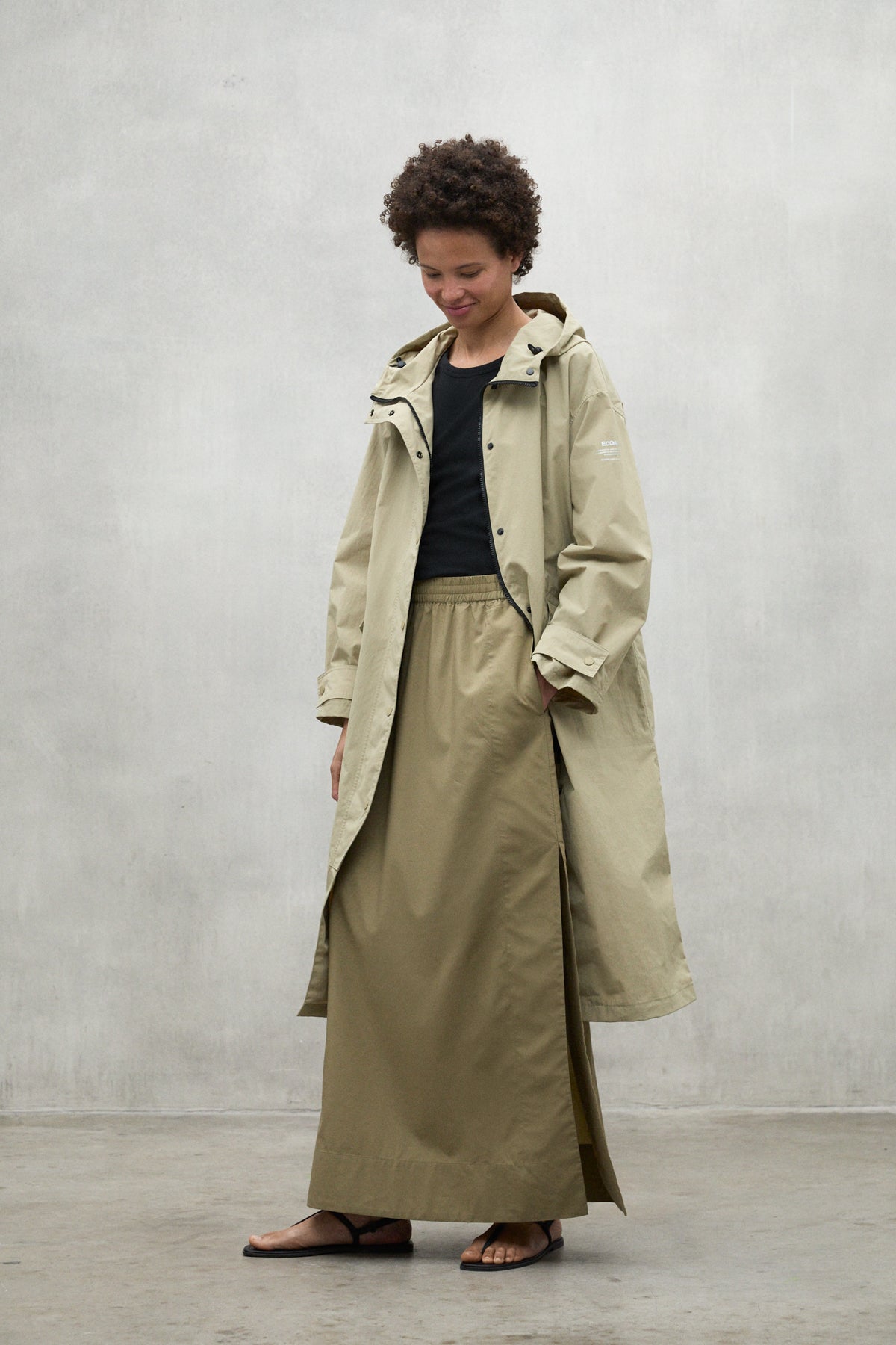 ecoalf-chaqueta-juno-beige-para-mujer-poliamida-reciclada-fit-holgado-capucha-aj image 4