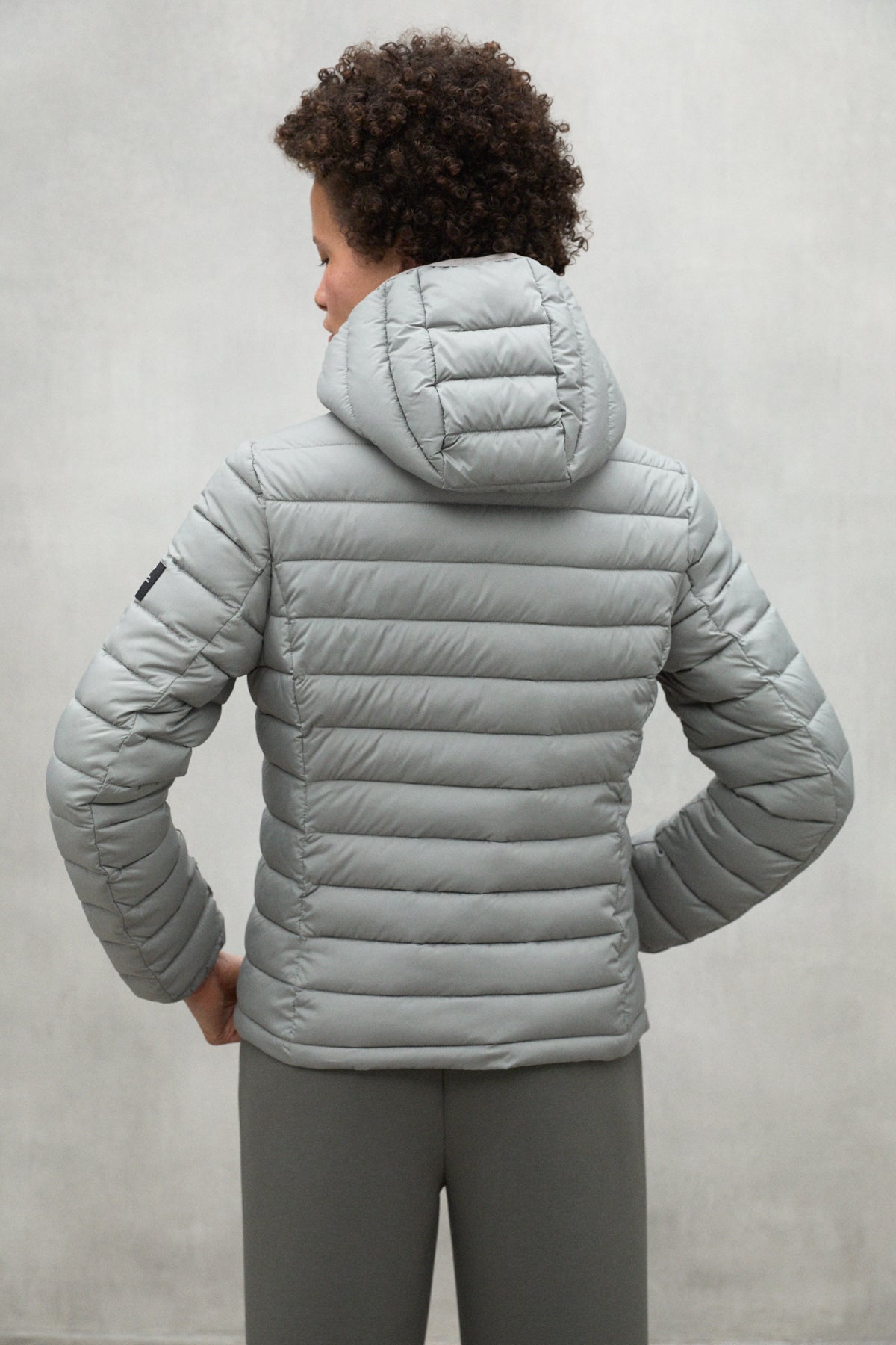 chaqueta-atlantic-gris-claro-de-mujer-ecoalf-poliamida-reciclada-ultraligera image 4