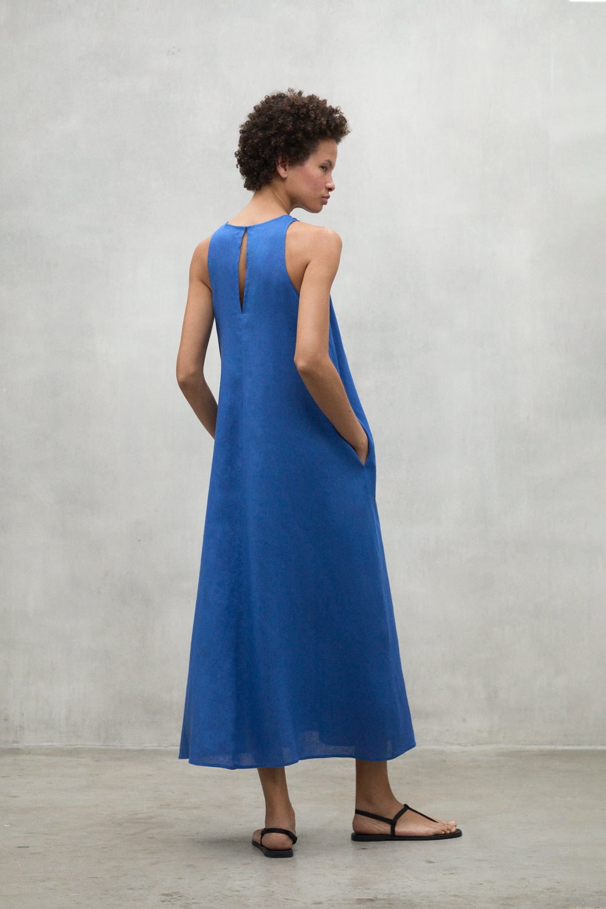 vestido-ecoalf-ukara-azul-para-mujer-20-lino-reciclado-fit-holgado-bolsillos-lat image 2