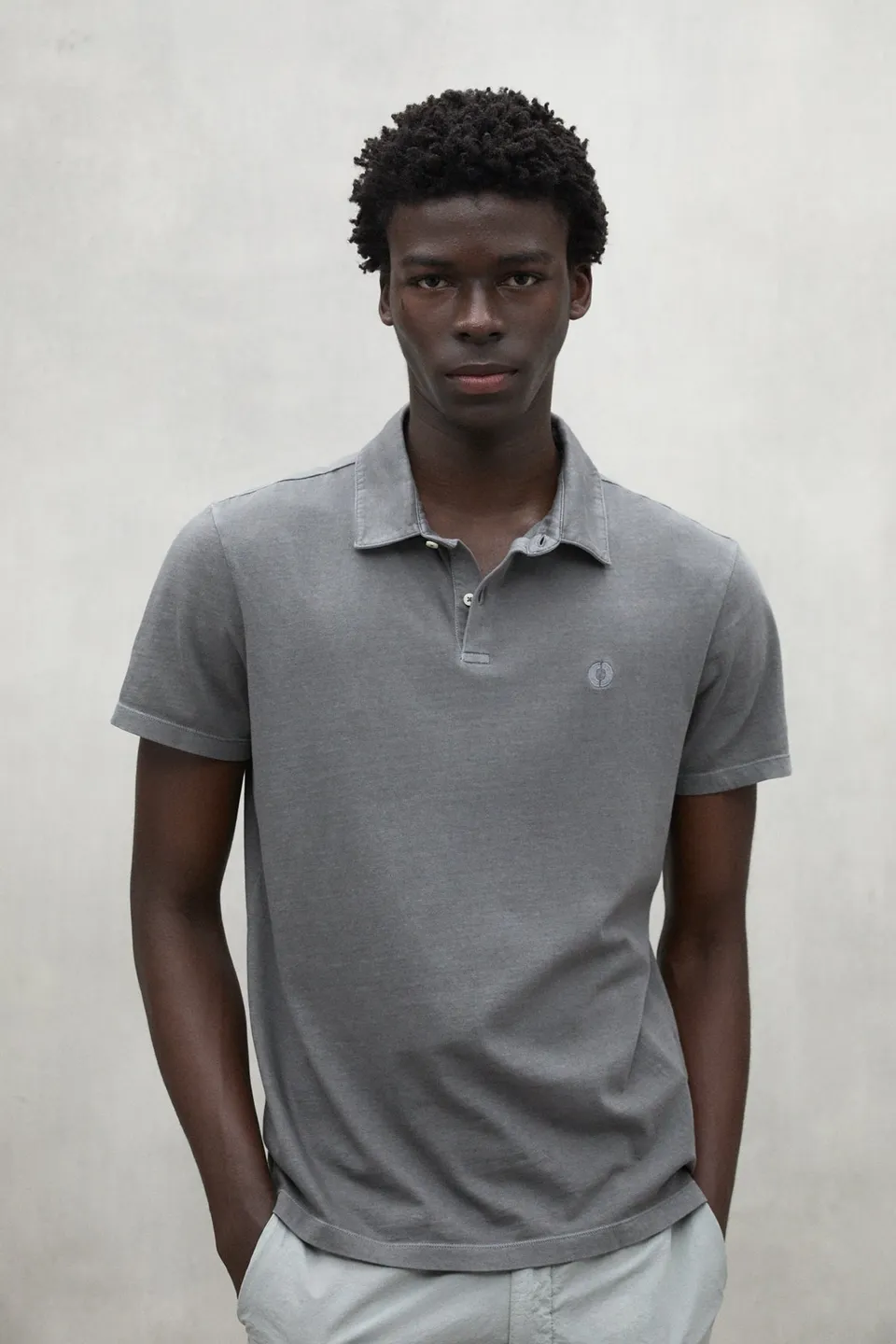 ecoalf-polo-jersey-theo-gris-oscuro-para-hombre-100-algod-n-reciclado-logo-borda image 1