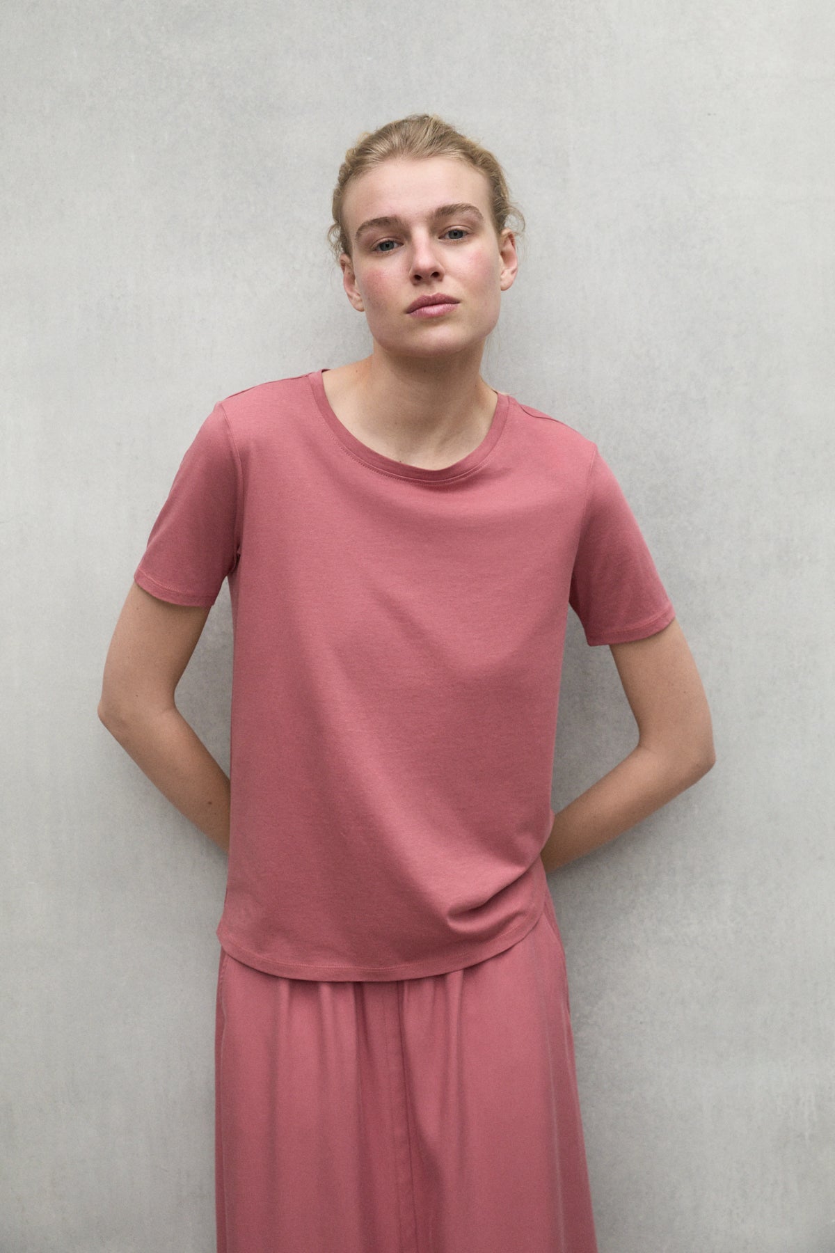 ecoalf-camiseta-lake-roja-52-algod-n-org-nico-y-48-tencel-lyocell-fit-regular image 2