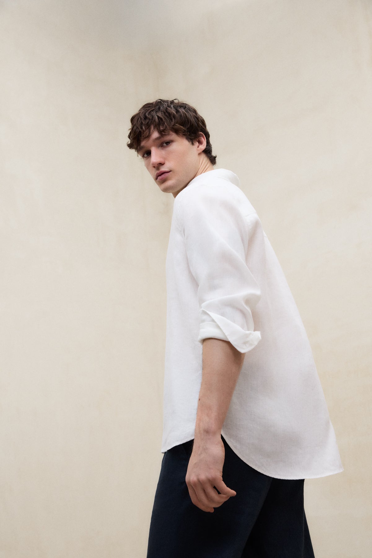ecoalf-camisa-malibu-blanca-100-lino-fit-regular-manga-larga-te-ido-en-prenda-lo image 2