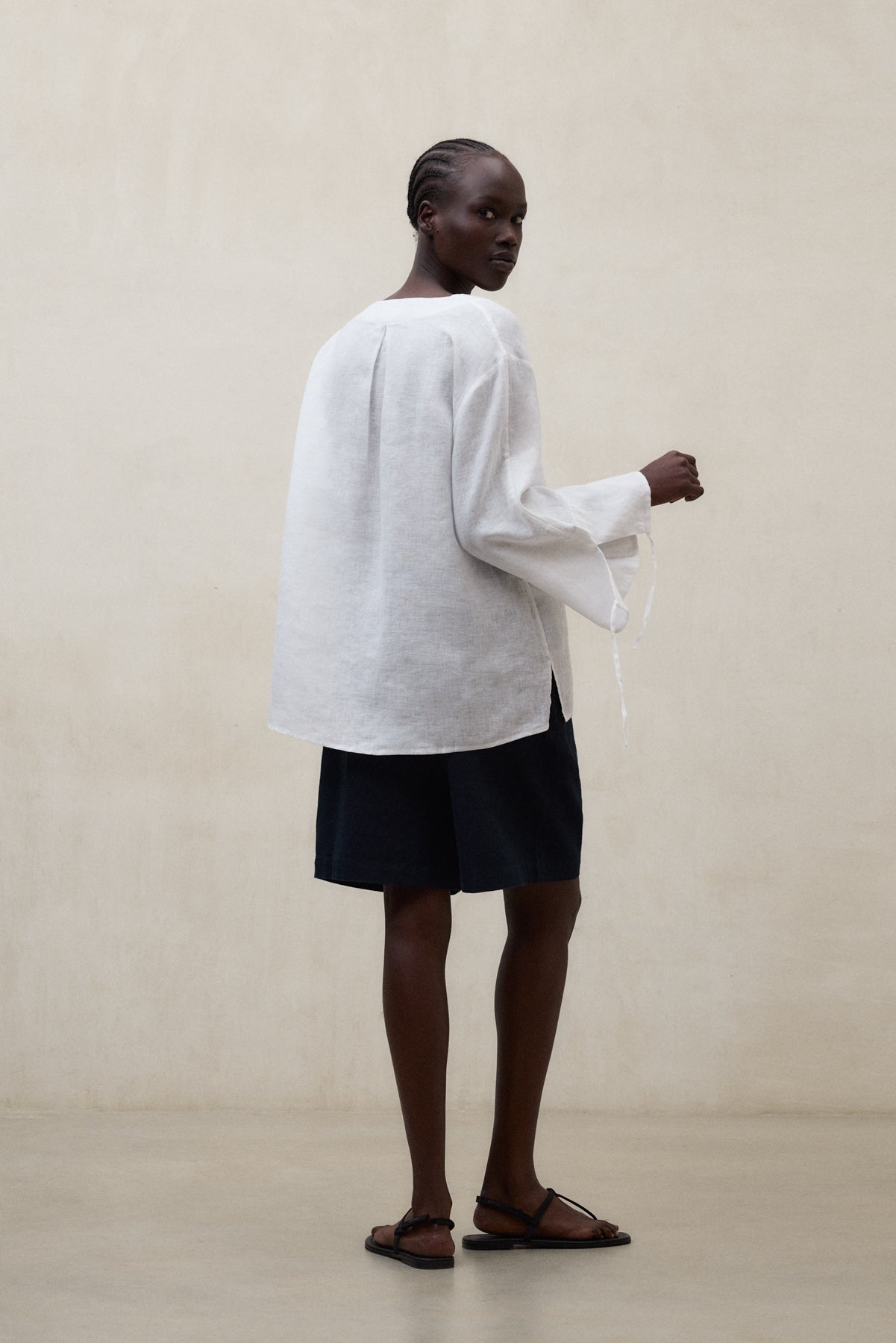 camisa-ecoalf-jena-blanca-mujer-80-lino-fit-oversize-cuello-redondo-con-abertura image 3