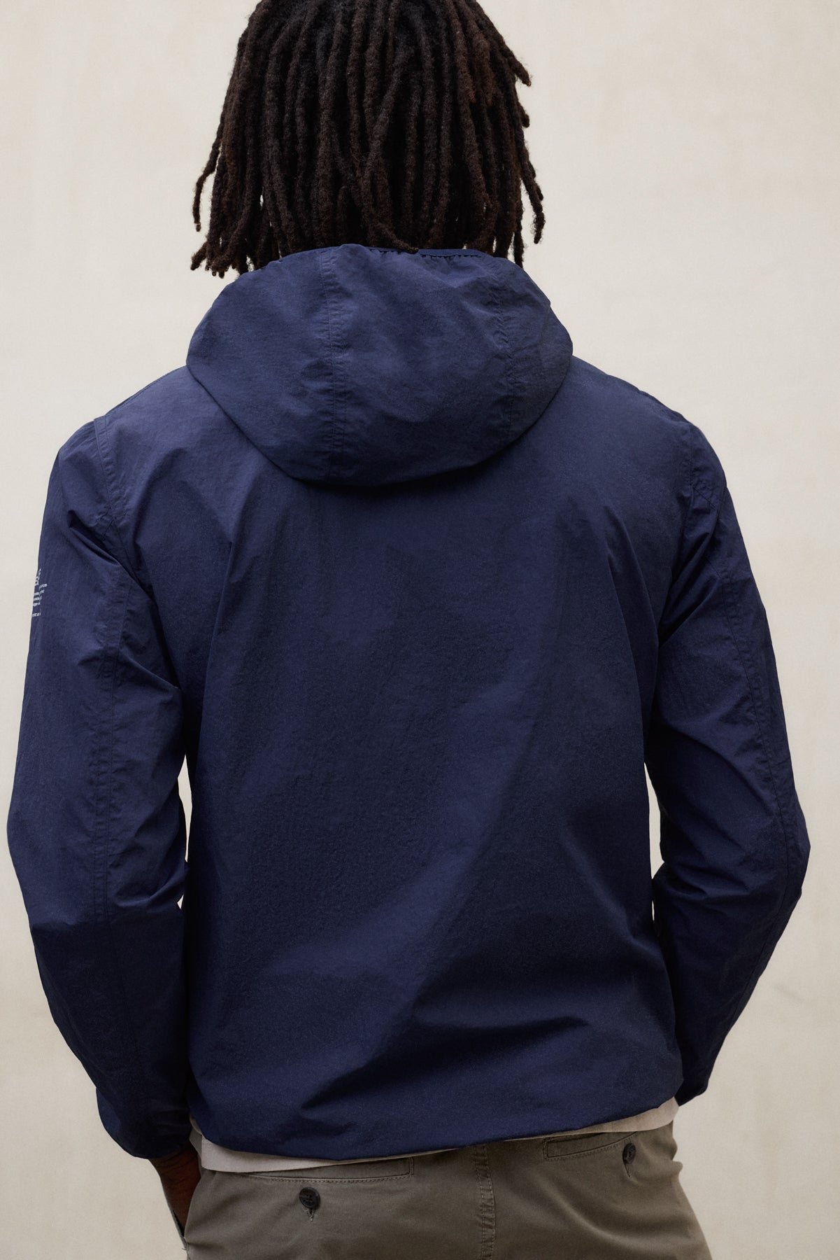 cazadora-ecoalf-eoli-packable-azul-marino-para-hombre image 2