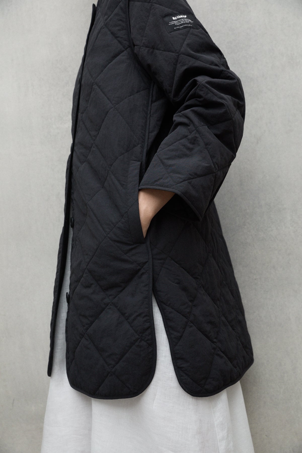 ecoalf-chaqueta-mayen-negra-100-poliamida-reciclada-fit-holgado-y-largo-bajo-la- image 4