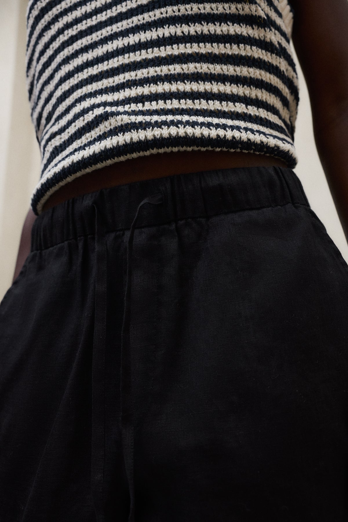 ecoalf-pantalones-indi-negro-para-mujer-pantal-n-de-lino-con-cintura-el-stica-y- image 5