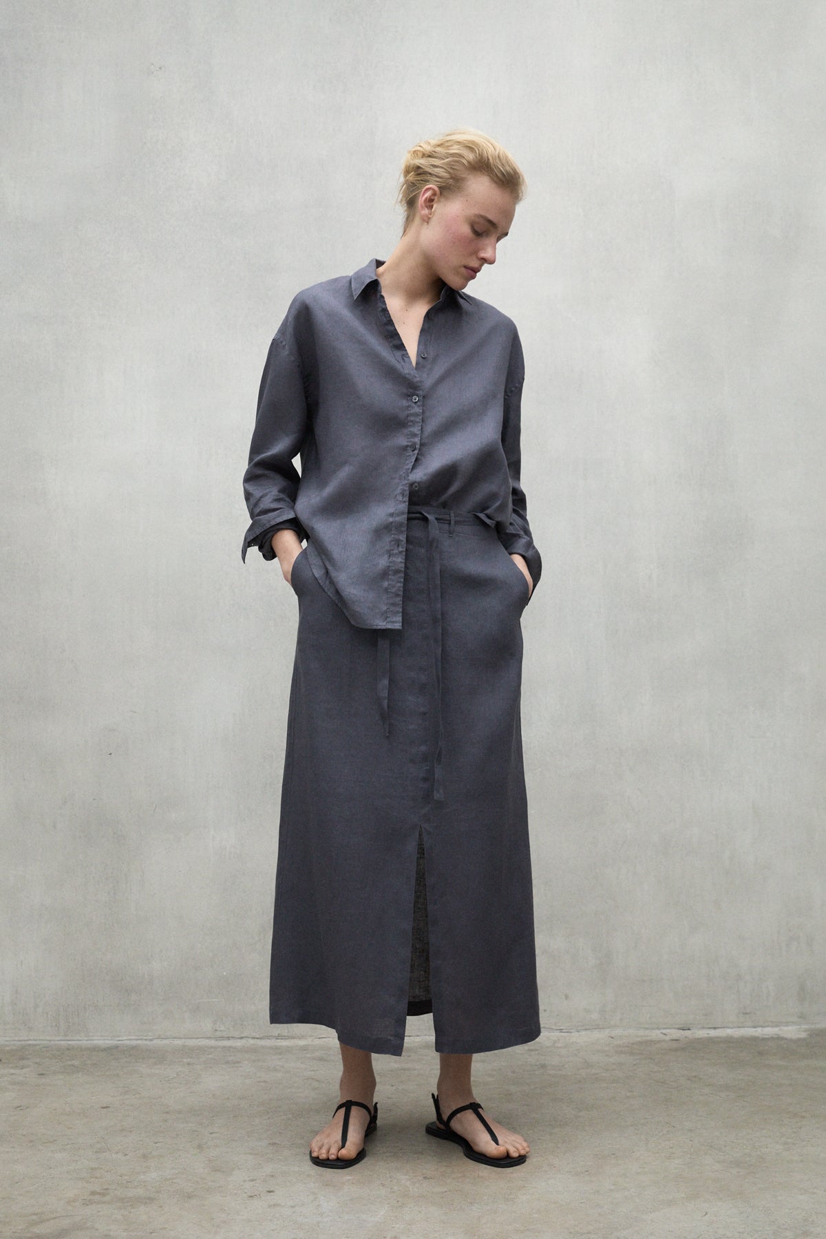 ecoalf-falda-lara-gris-oscuro-de-mujer-20-lino-reciclado-cintura-el-stica-y-bols image 4