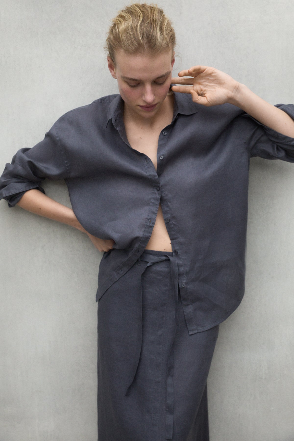 camisa-daria-gris-oscuro-de-mujer-ecoalf-lino-reciclado-vegana-y-tinte-en-prenda image 4