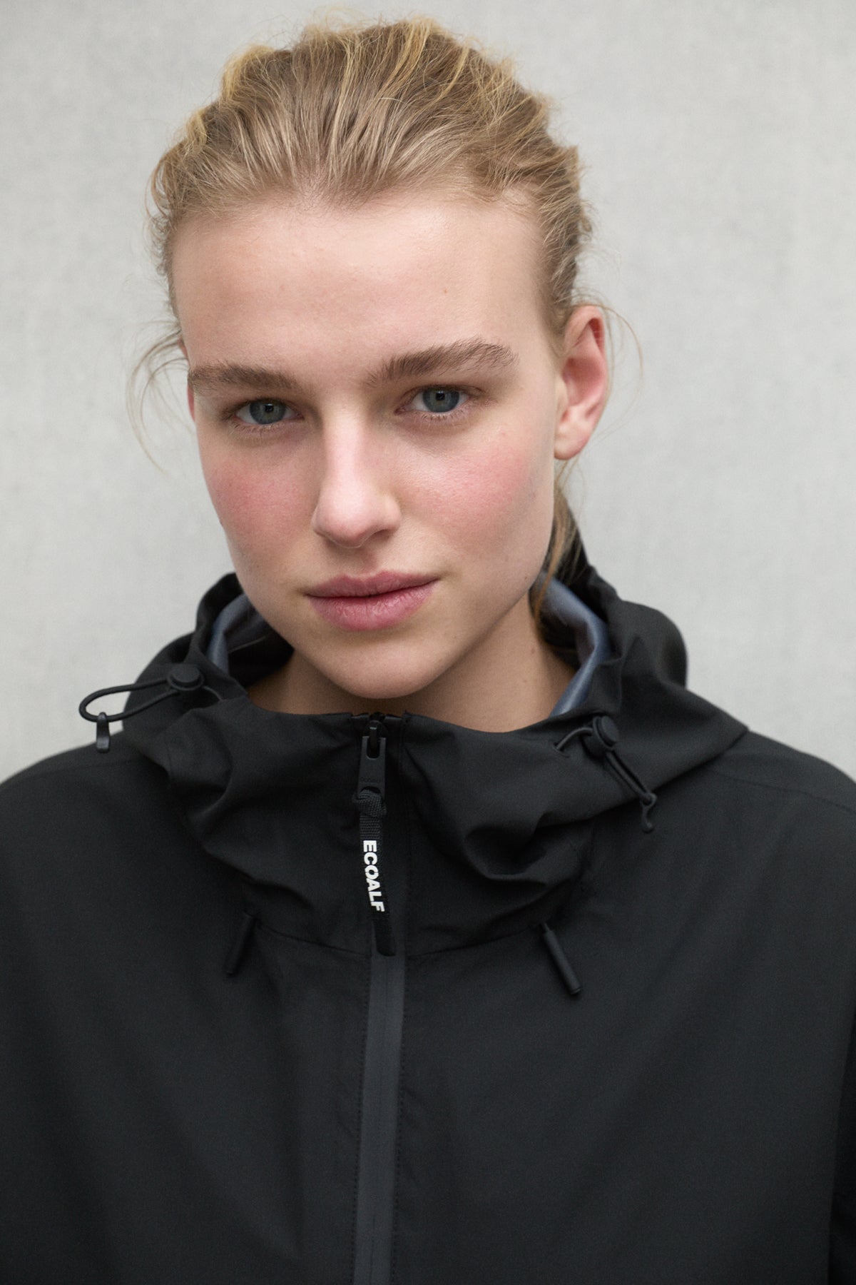chaqueta-venue-negra-ecoalf-poli-ster-reciclado-capucha-ajustable-y-impermeable image 4