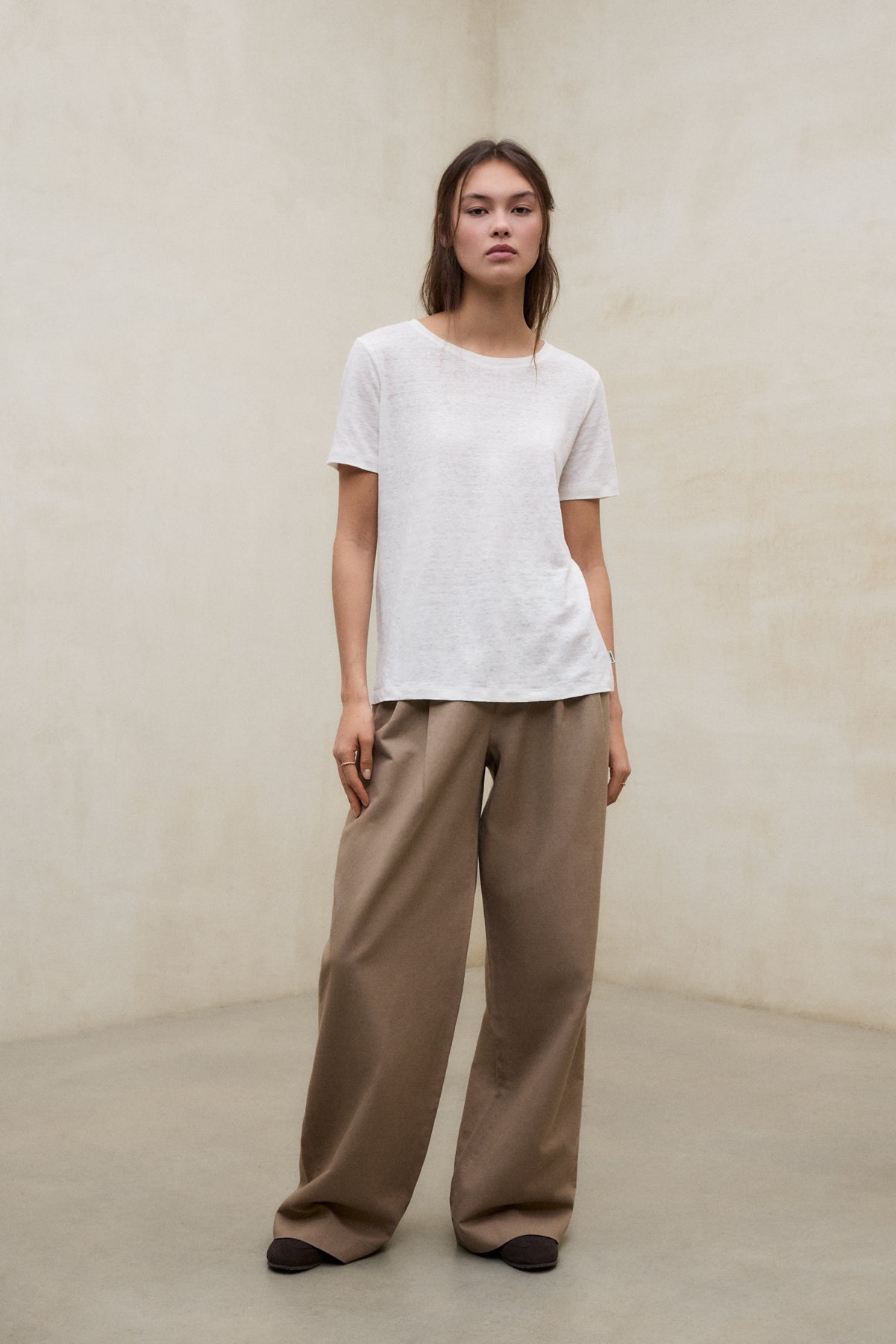 camiseta-ecoalf-lane-blanca-de-mujer-100-lino-fit-regular-y-cuello-redondo image 1