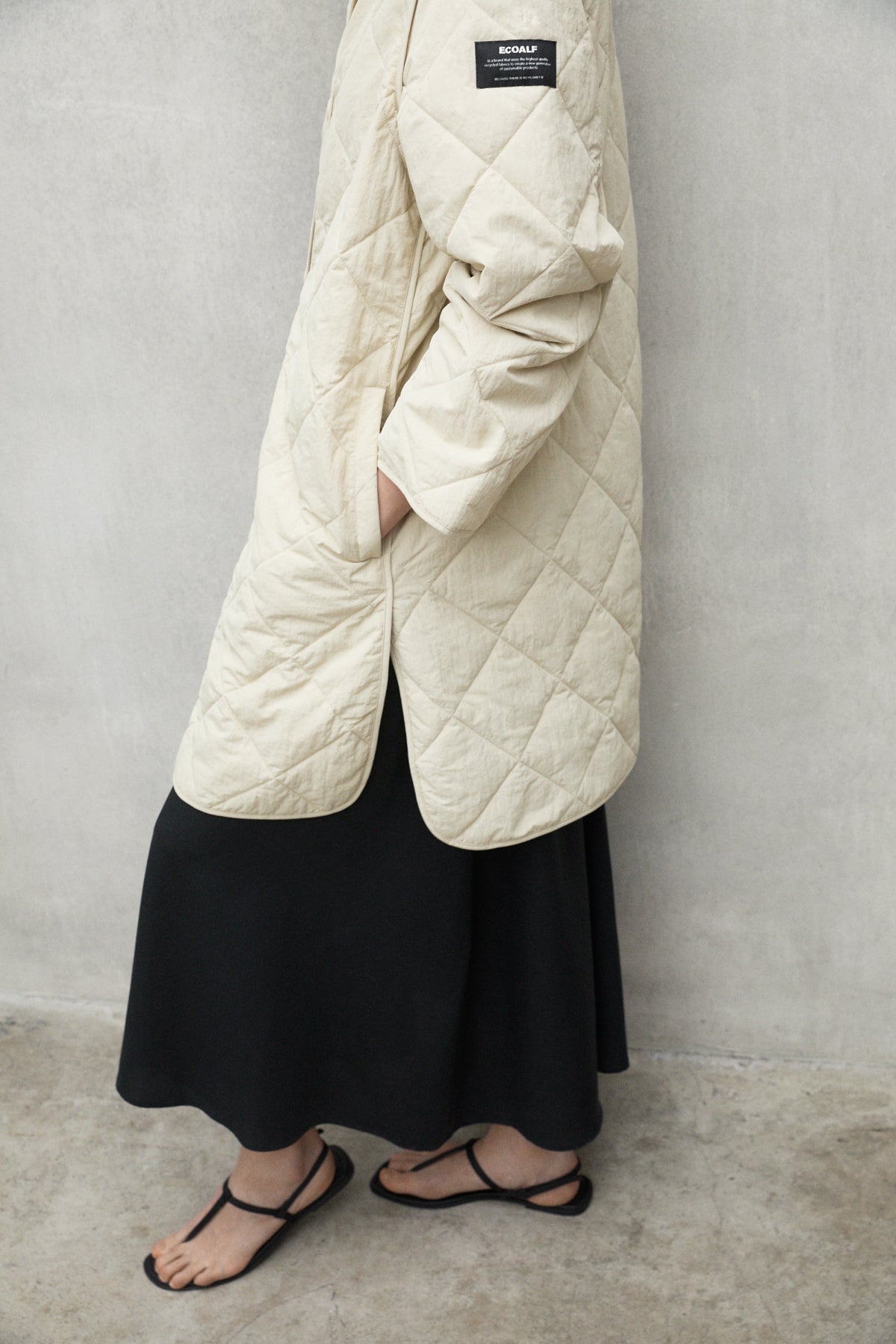 chaqueta-mayen-beige-de-mujer-ecoalf-100-poliamida-reciclada-fit-holgado-y-largo image 4