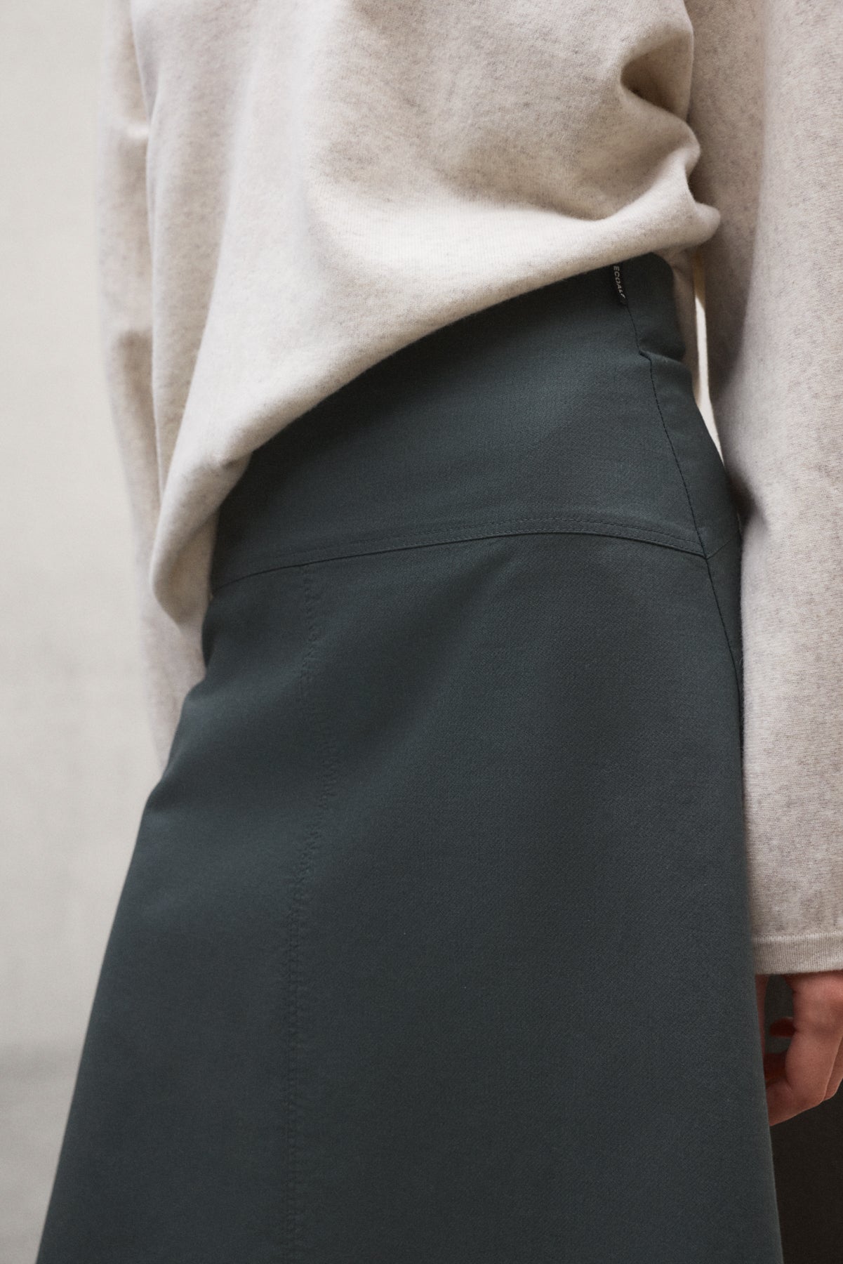 ecoalf-falda-villena-khaki-de-mujer-midi-evas-100-algod-n-reciclado-cremallera image 4
