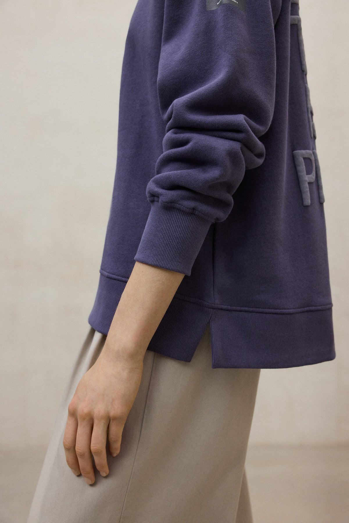 sudadera-storm-de-ecoalf-50-algod-n-reciclado-y-50-algod-n-org-nico-morada-mujer image 5