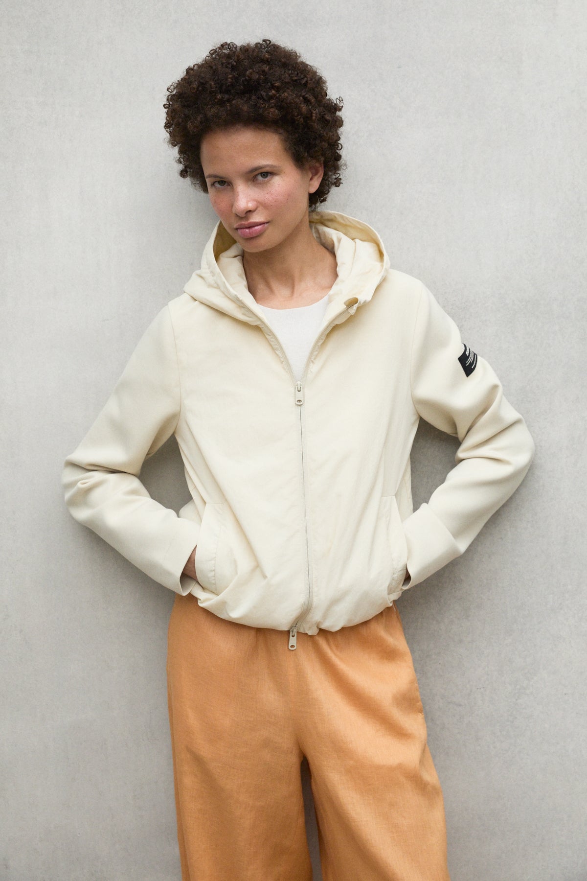 ecoalf-sudadera-nasca-beige-de-mujer-100-poliamida-reciclada-acolchada-con-capuc image 1