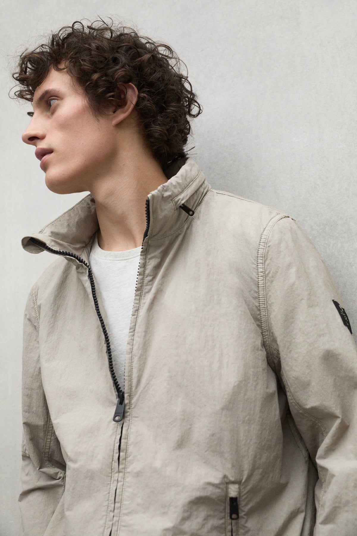 ecoalf-chaqueta-rigi-beige-para-hombre-72-poliamida-reciclada-capucha-plegada-y- image 4
