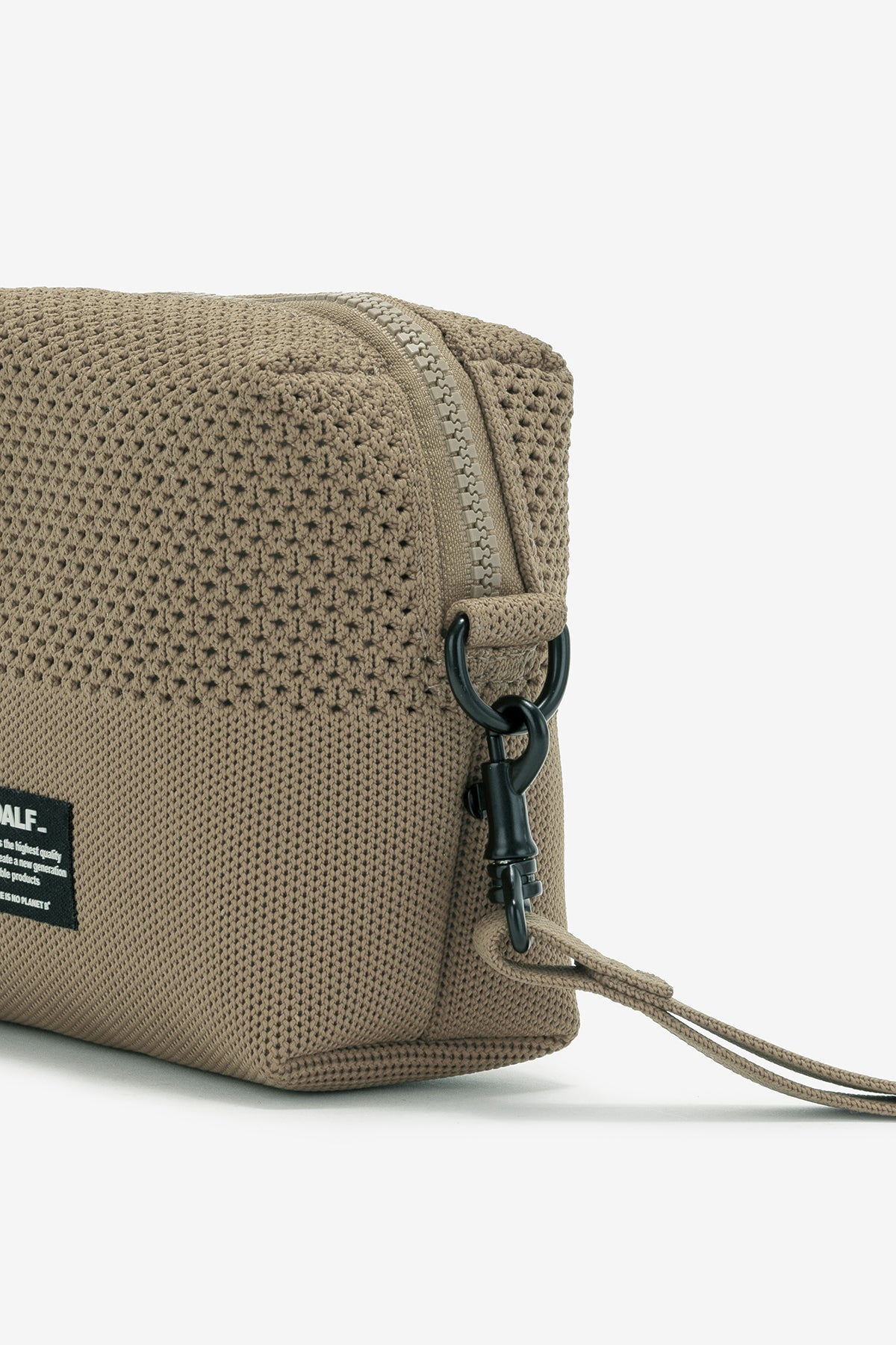 bolso-clutch-tika-marr-n-ecoalf-colecci-n-hilo-del-mar-pl-stico-reciclado image 5