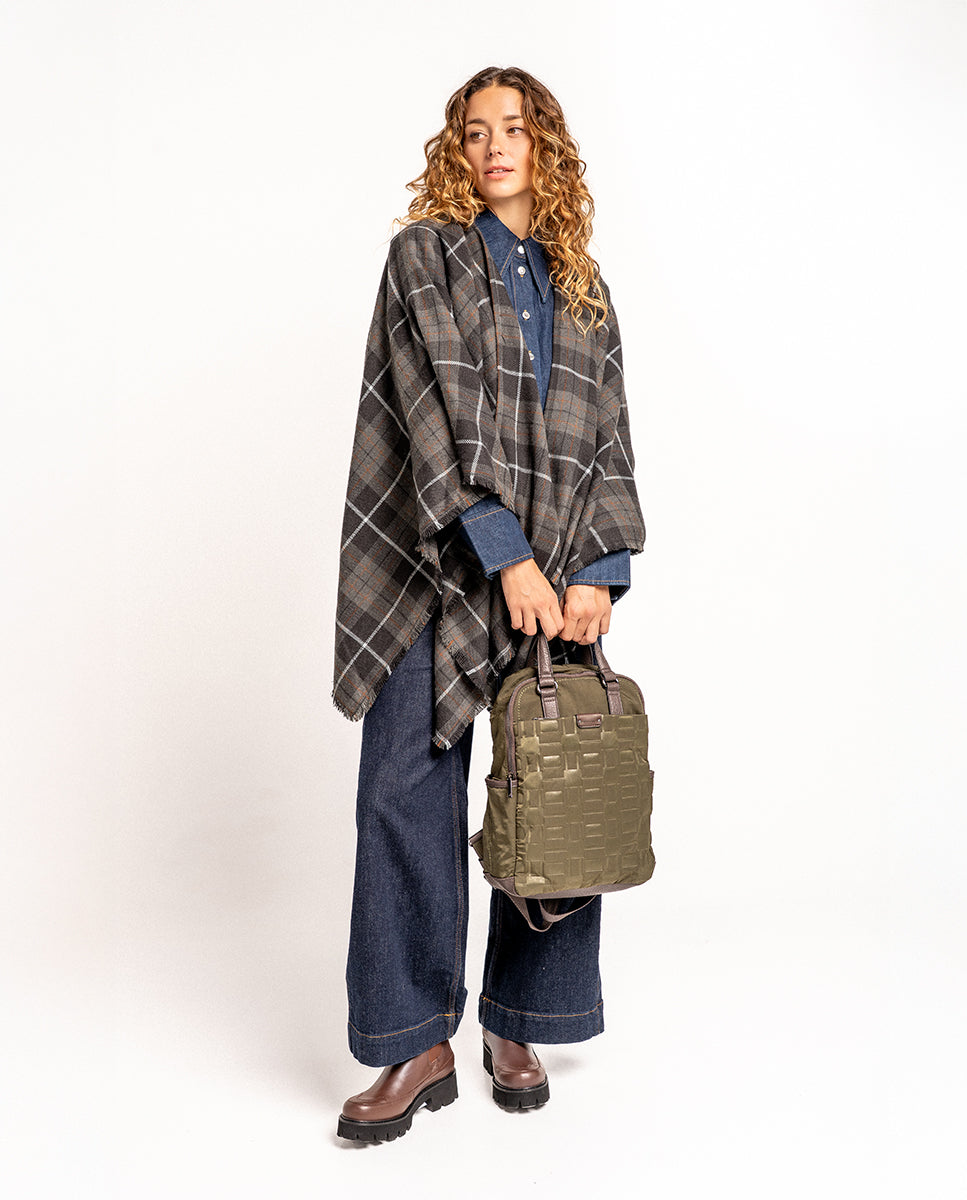 abbacino-poncho-cuadros-negro-tart-n-flecos image 4
