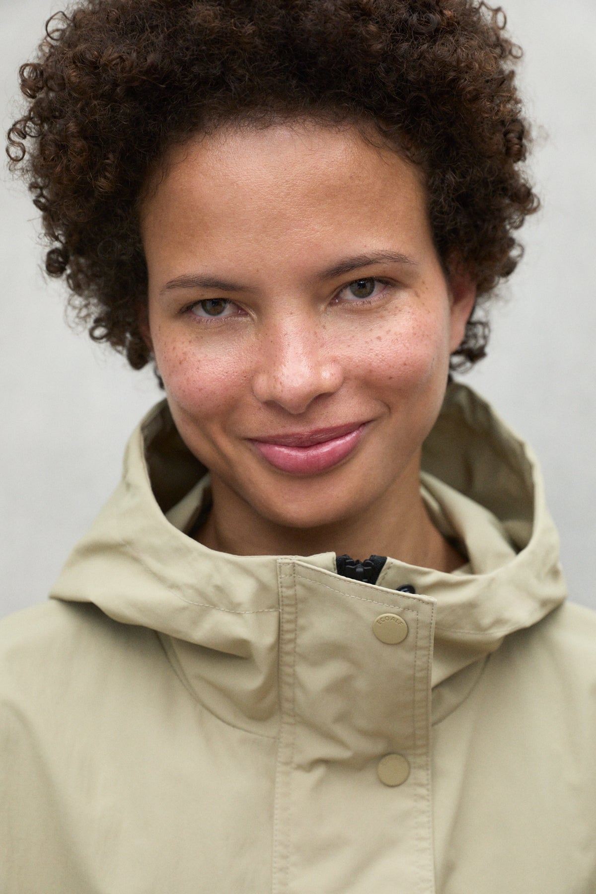 ecoalf-chaqueta-juno-beige-para-mujer-poliamida-reciclada-fit-holgado-capucha-aj image 8