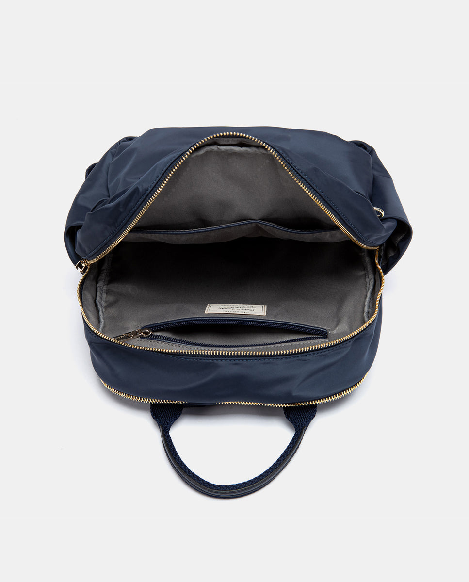 mochila-abbacino-materiales-reciclados-azul-uso-diario image 6