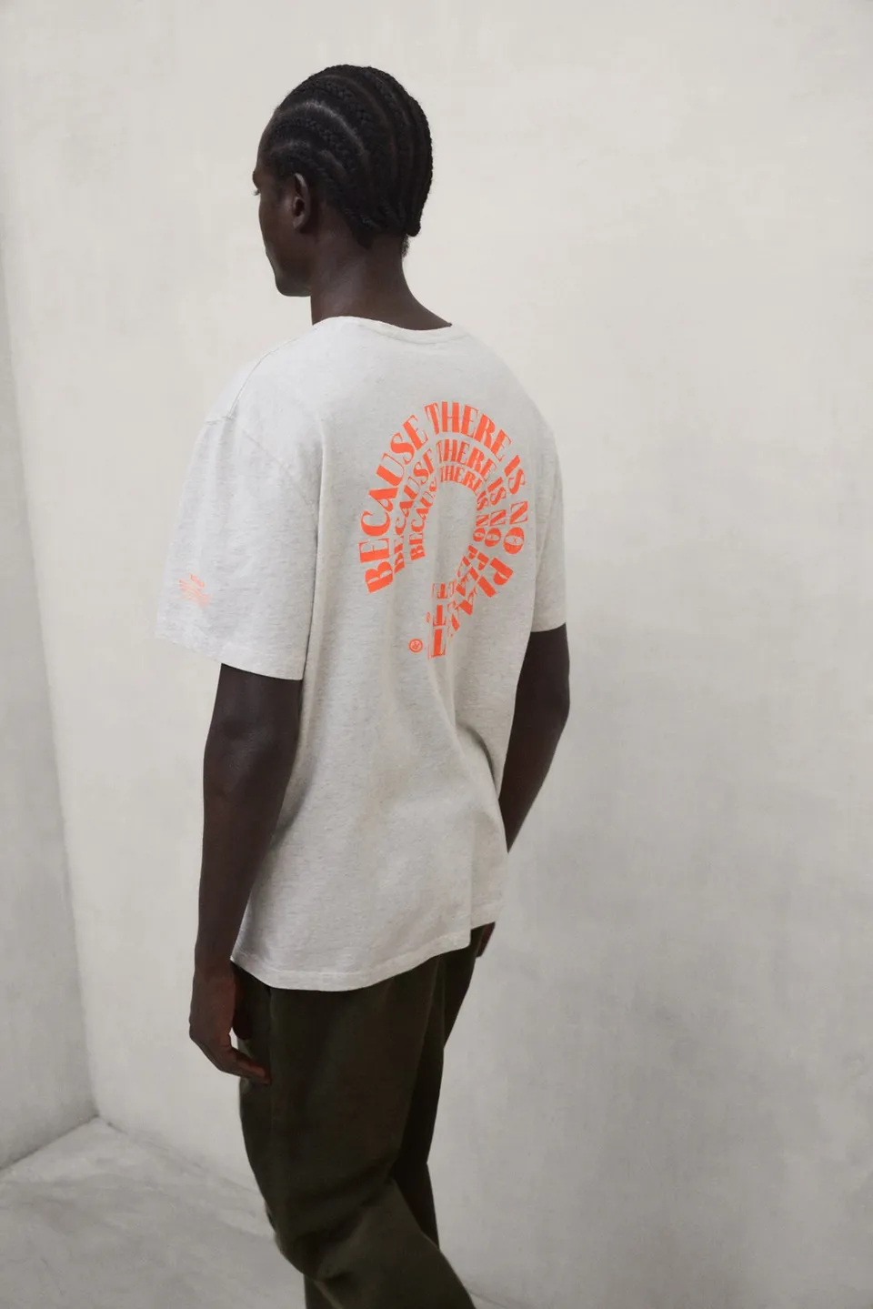 ecoalf-camiseta-cir-beige-camiseta-de-algod-n-reciclado-con-estampado-trasero image 1