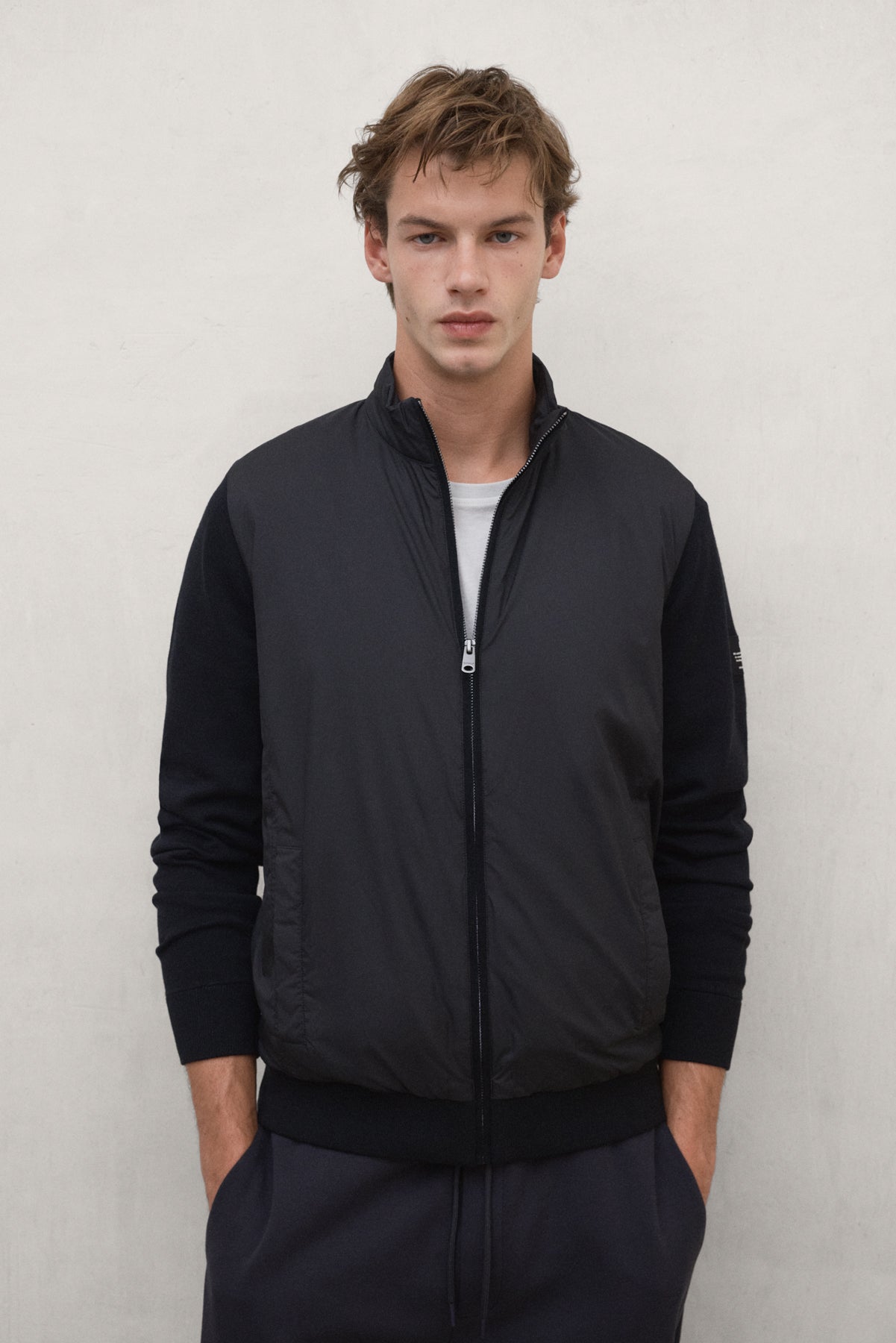 chaqueta-h-brida-denio-de-ecoalf-para-hombre-negra-acolchada-y-de-punto image 2