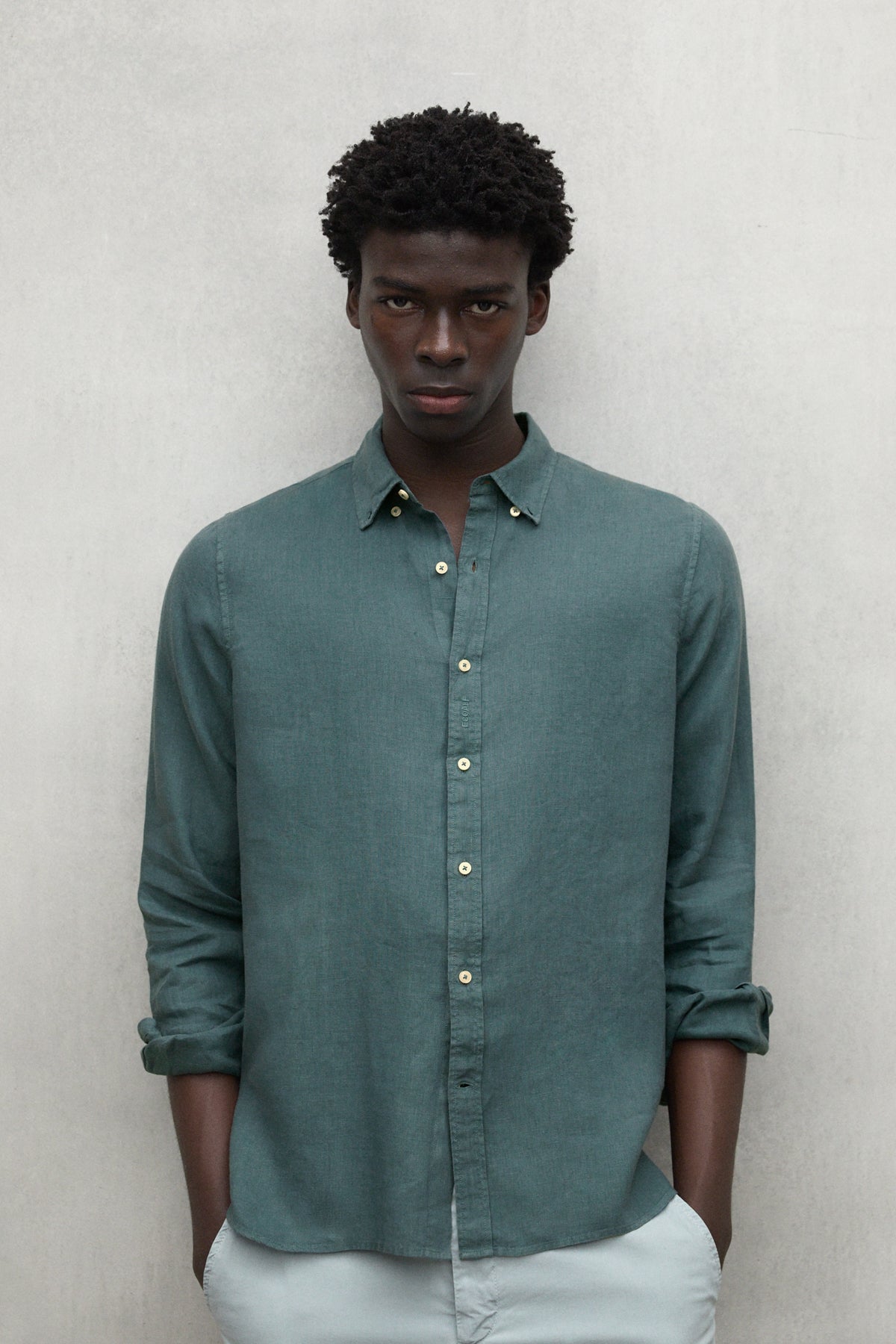 camisa-ecoalf-malibu-verde-de-hombre-100-lino-fit-regular-y-dise-o-atemporal image 4