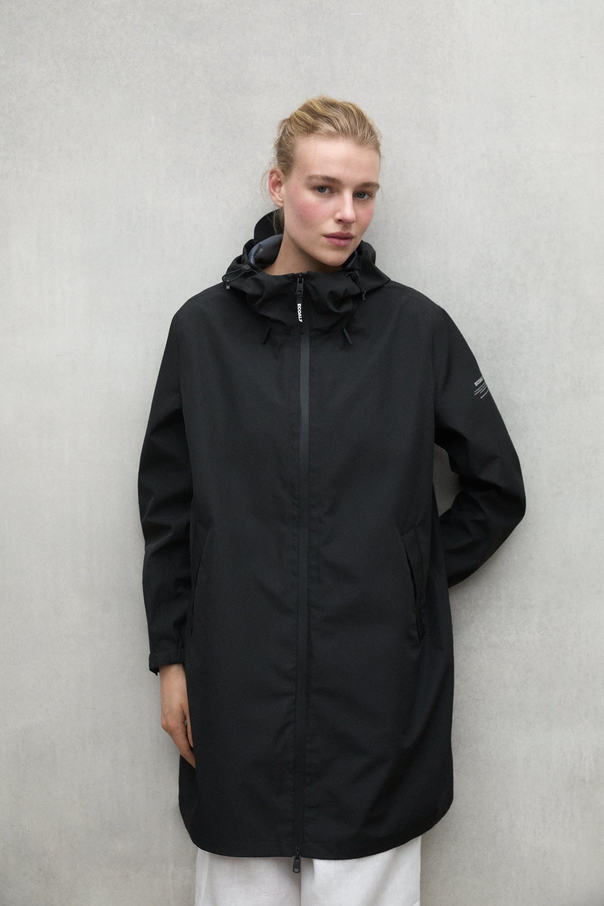 chaqueta-venue-negra-ecoalf-poli-ster-reciclado-capucha-ajustable-y-impermeable image 1