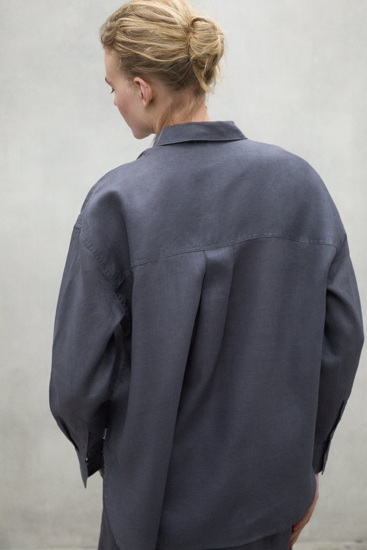 camisa-daria-gris-oscuro-de-mujer-ecoalf-lino-reciclado-vegana-y-tinte-en-prenda image 5