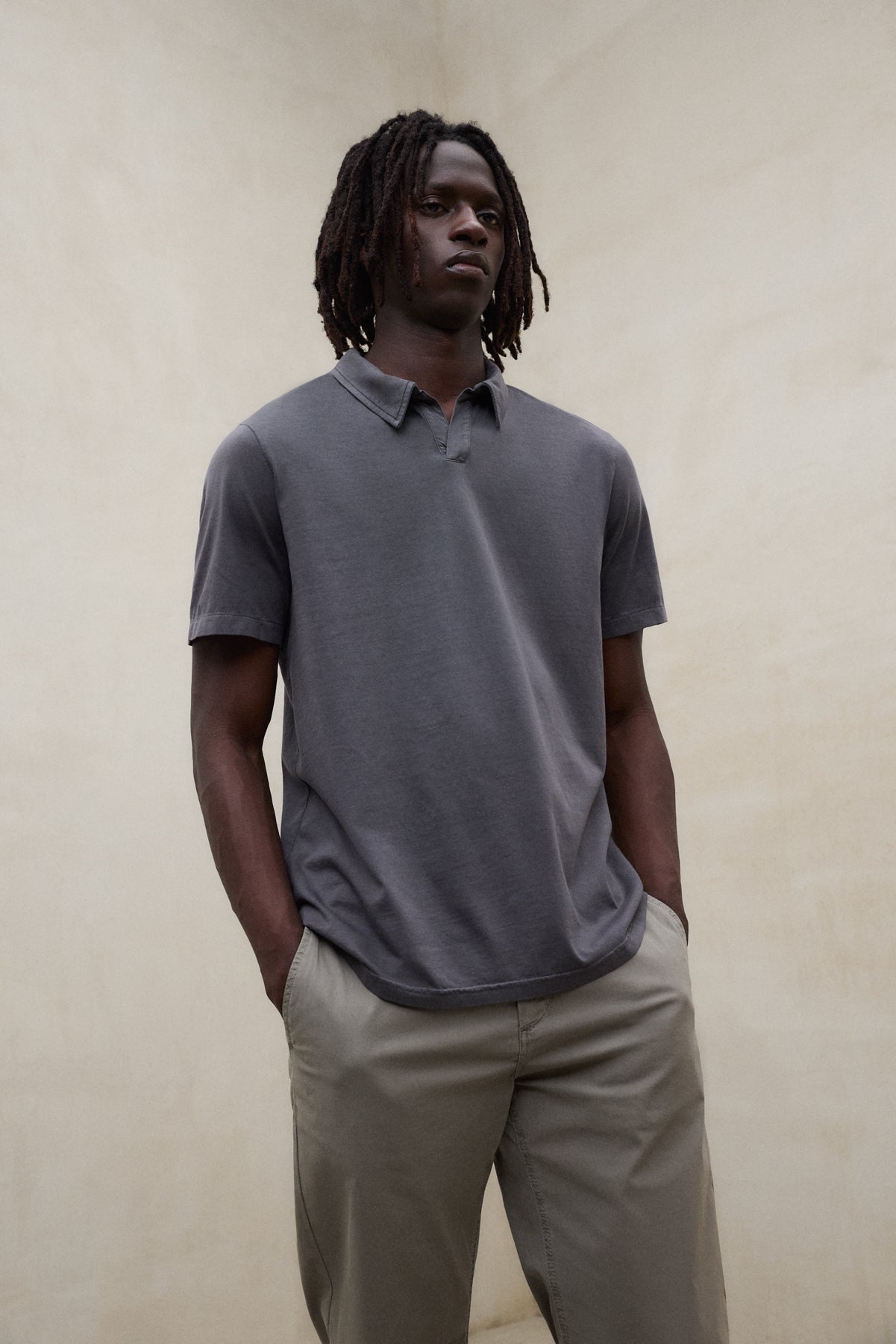 ecoalf-polo-enzo-gris-oscuro-polo-de-algod-n-reciclado-para-hombre image 2