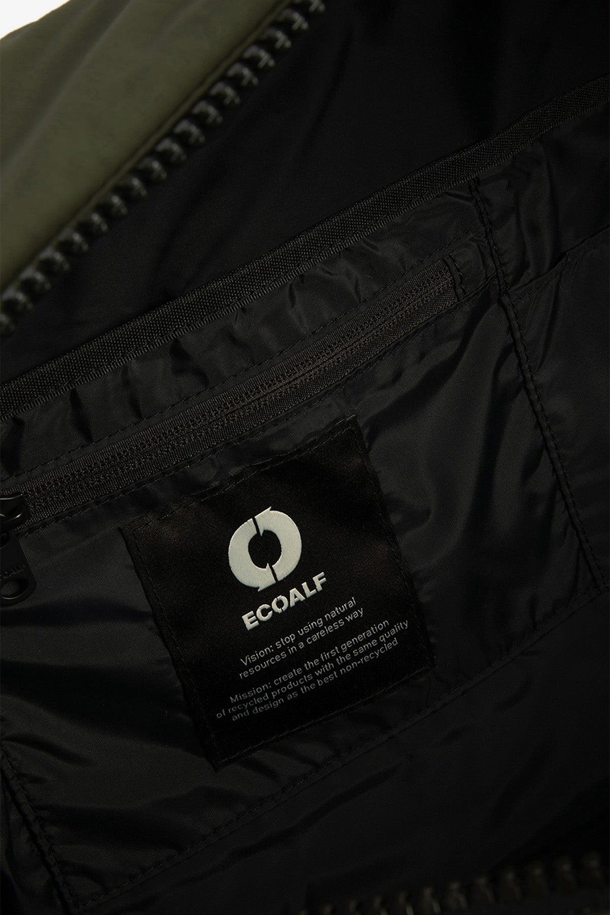 bolsa-duffle-flock-de-ecoalf-en-verde-oscuro-poli-ster-reciclado image 4