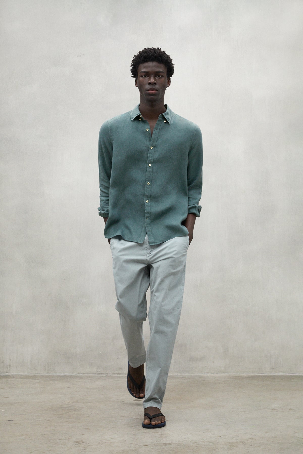 camisa-ecoalf-malibu-verde-de-hombre-100-lino-fit-regular-y-dise-o-atemporal image 1