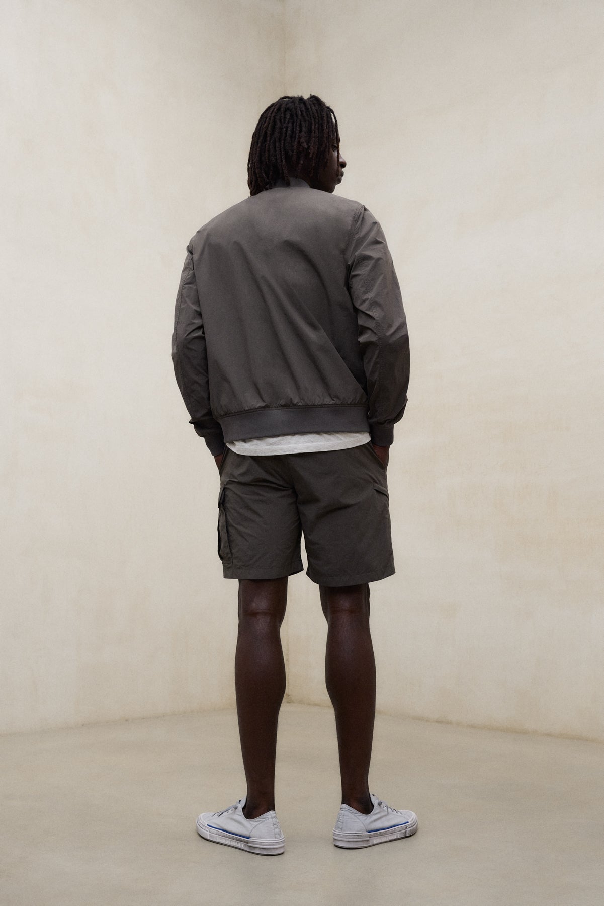 chaqueta-ecoalf-wale-bomber-de-hombre-en-verde-oscuro-poliamida-100-reciclada-re image 3
