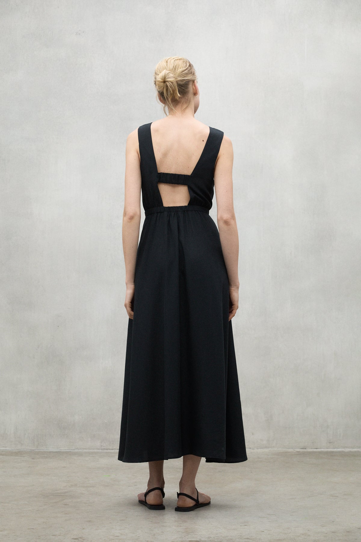 ecoalf-vestido-karl-negro-de-mujer-tencel-lyocell-con-espalda-abierta image 2