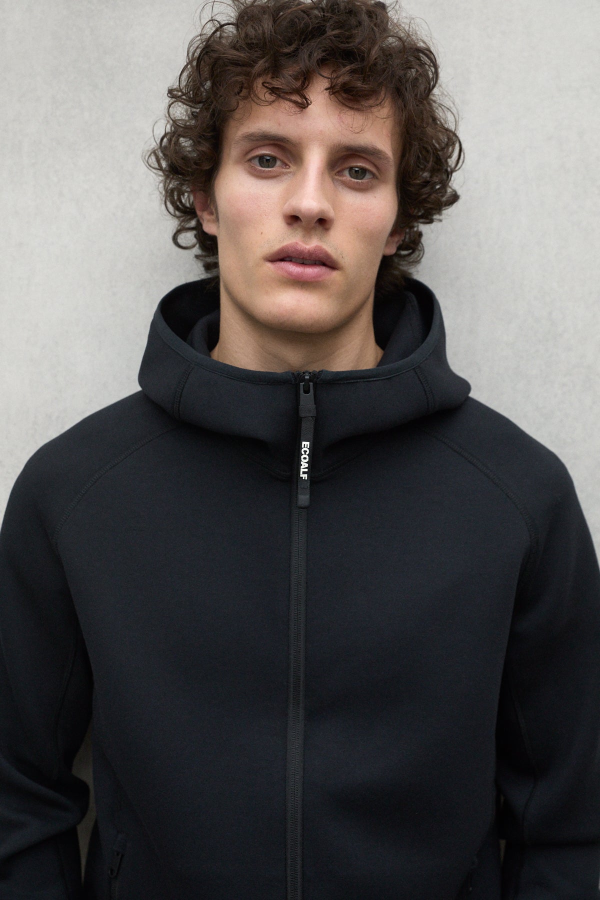 sudadera-dashen-de-ecoalf-para-hombre-negra-lenzing-ecovero-fit-regular-y-bolsil image 5