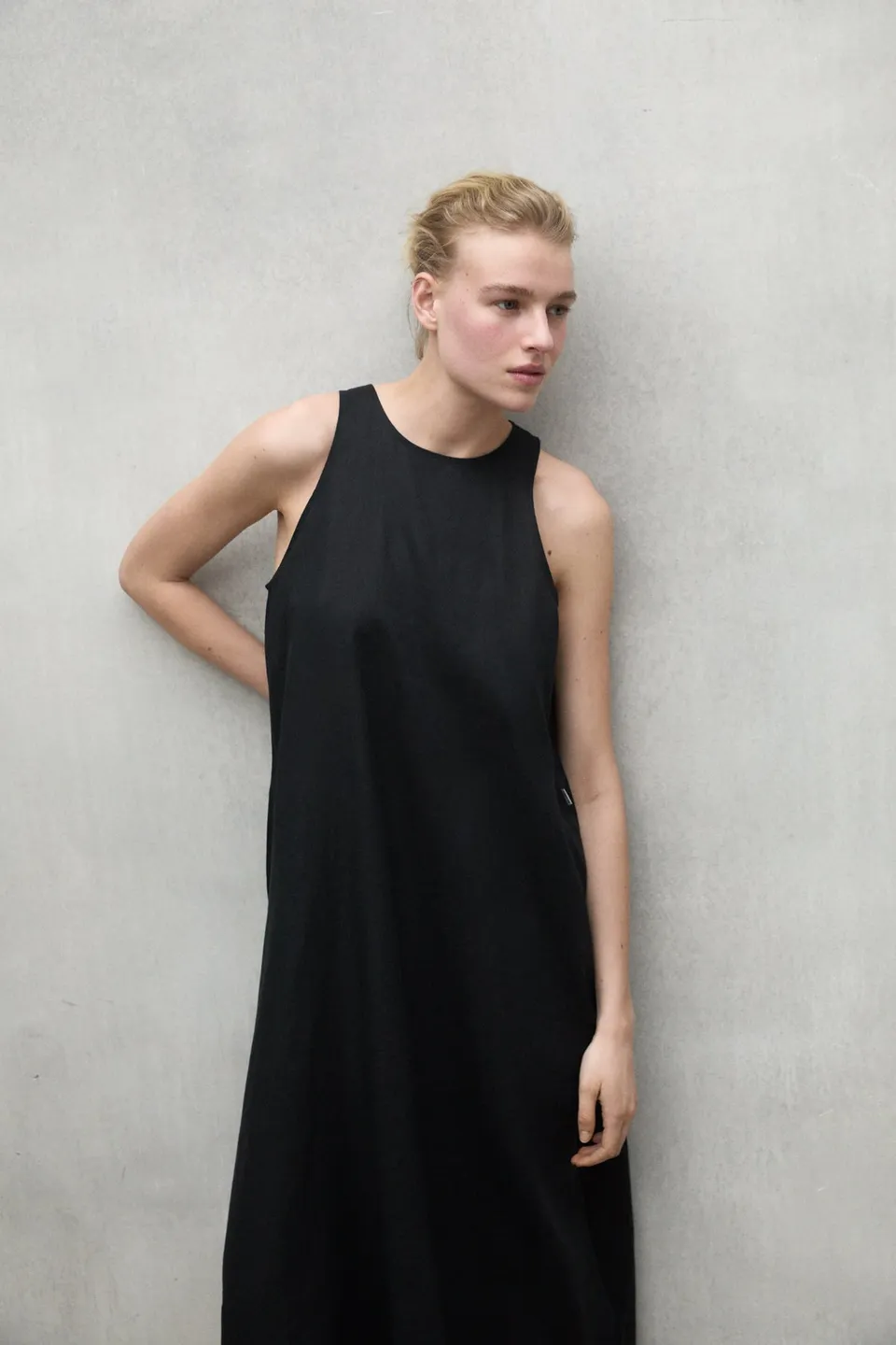 vestido-ukara-de-ecoalf-para-mujer-20-lino-reciclado-color-negro image 1