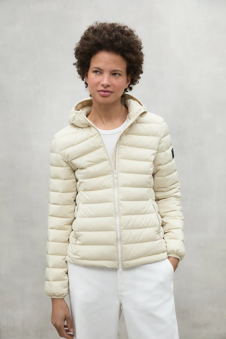 chaqueta-ecoalf-atlantic-beige-poliamida-100-reciclada-cortavientos-ultraligera- image 1