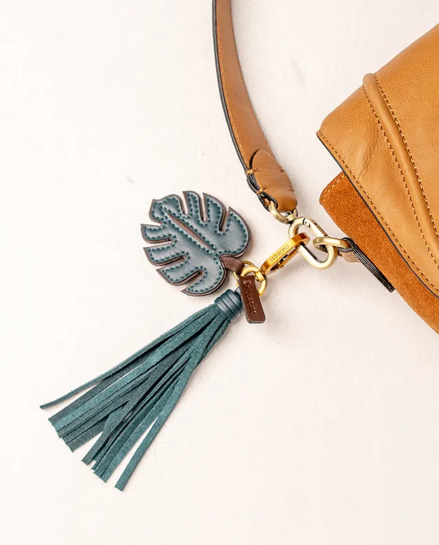 abbacino-llavero-charm-hoja-azul-en-piel-con-borla image 1