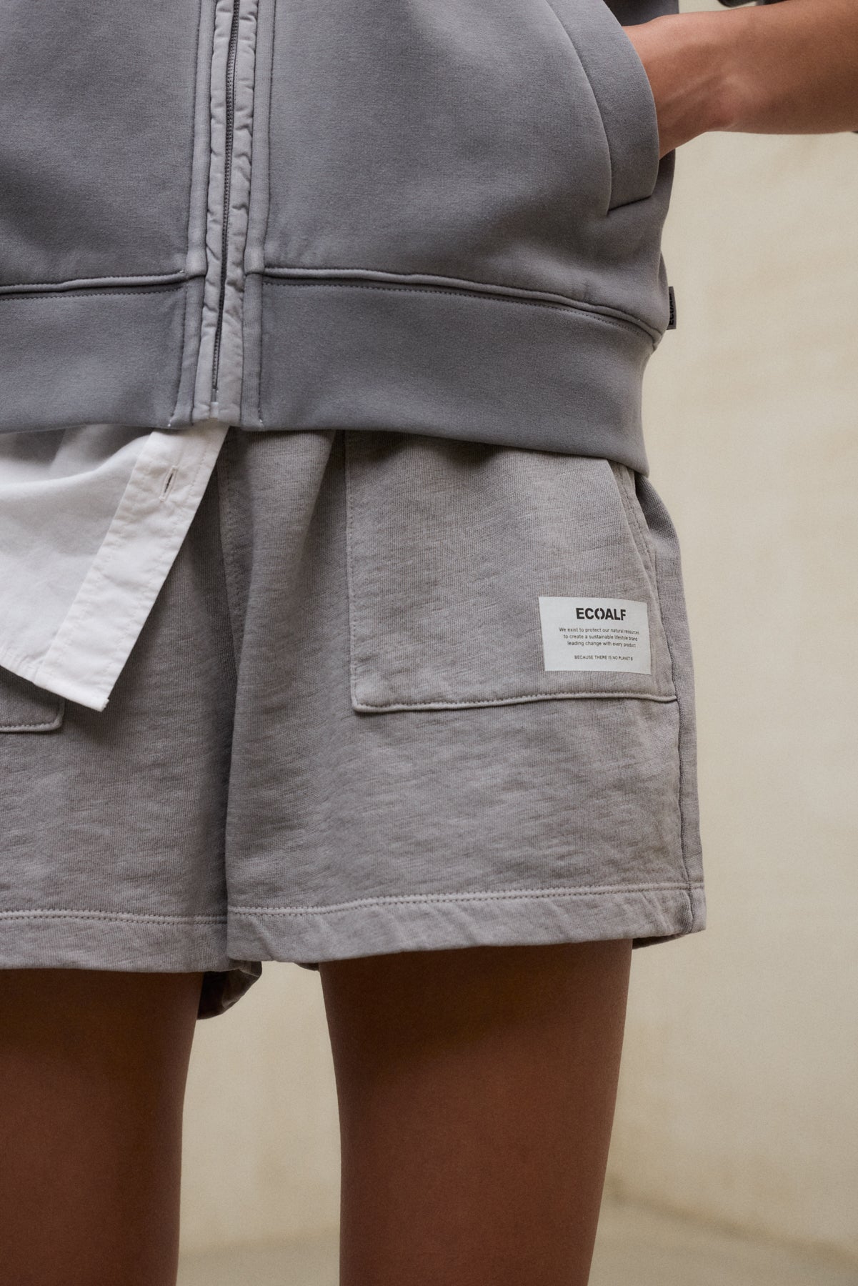 ecoalf-shorts-ness-gris-oscuro-de-mujer-75-algod-n-regenerativo-tintes-naturales image 4