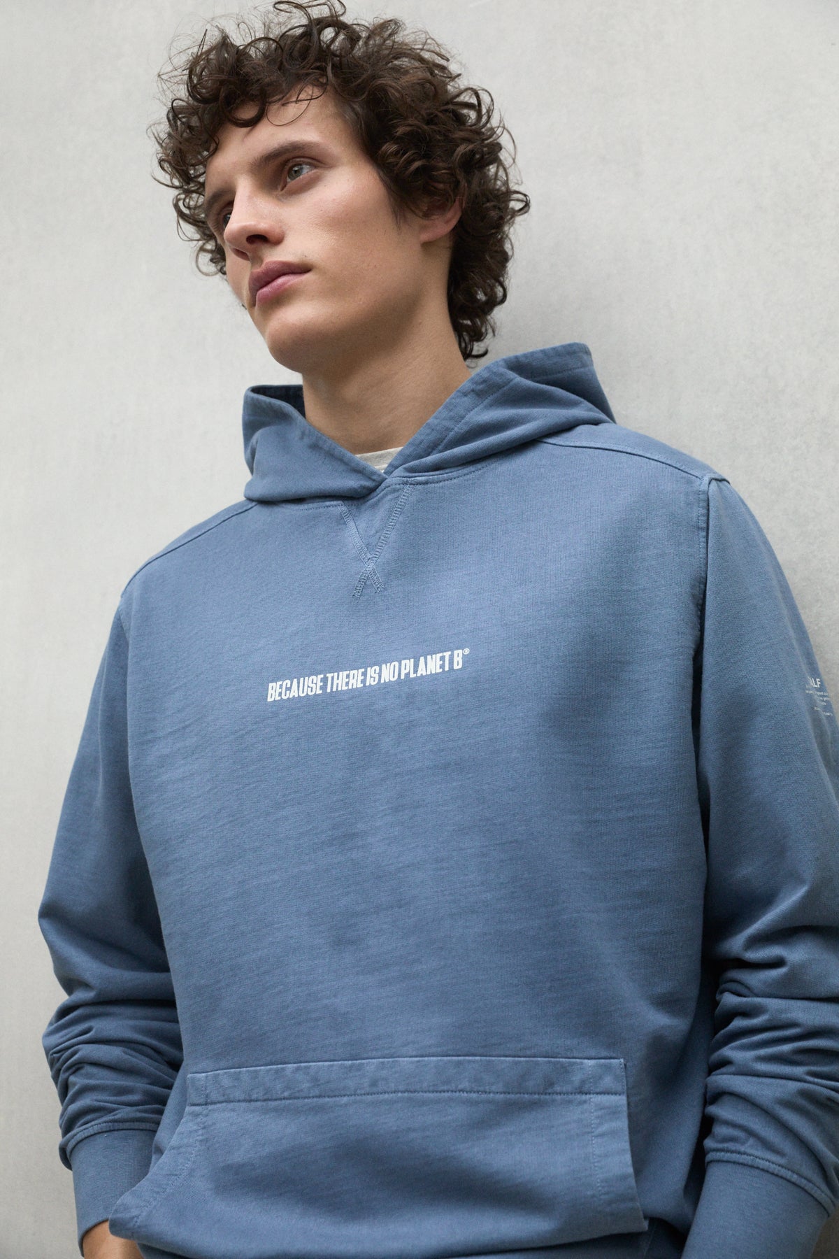 sudadera-ecoalf-barca-azul-50-algod-n-org-nico-y-50-reciclado-colecci-n-because- image 5