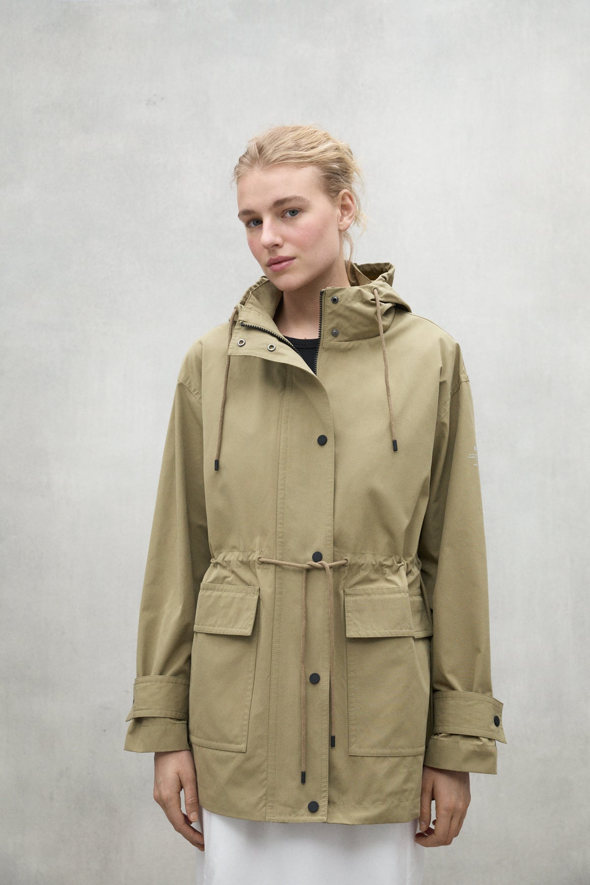 chaqueta-tabur-khaki-de-ecoalf-poli-ster-reciclado-y-repelente-al-agua image 6