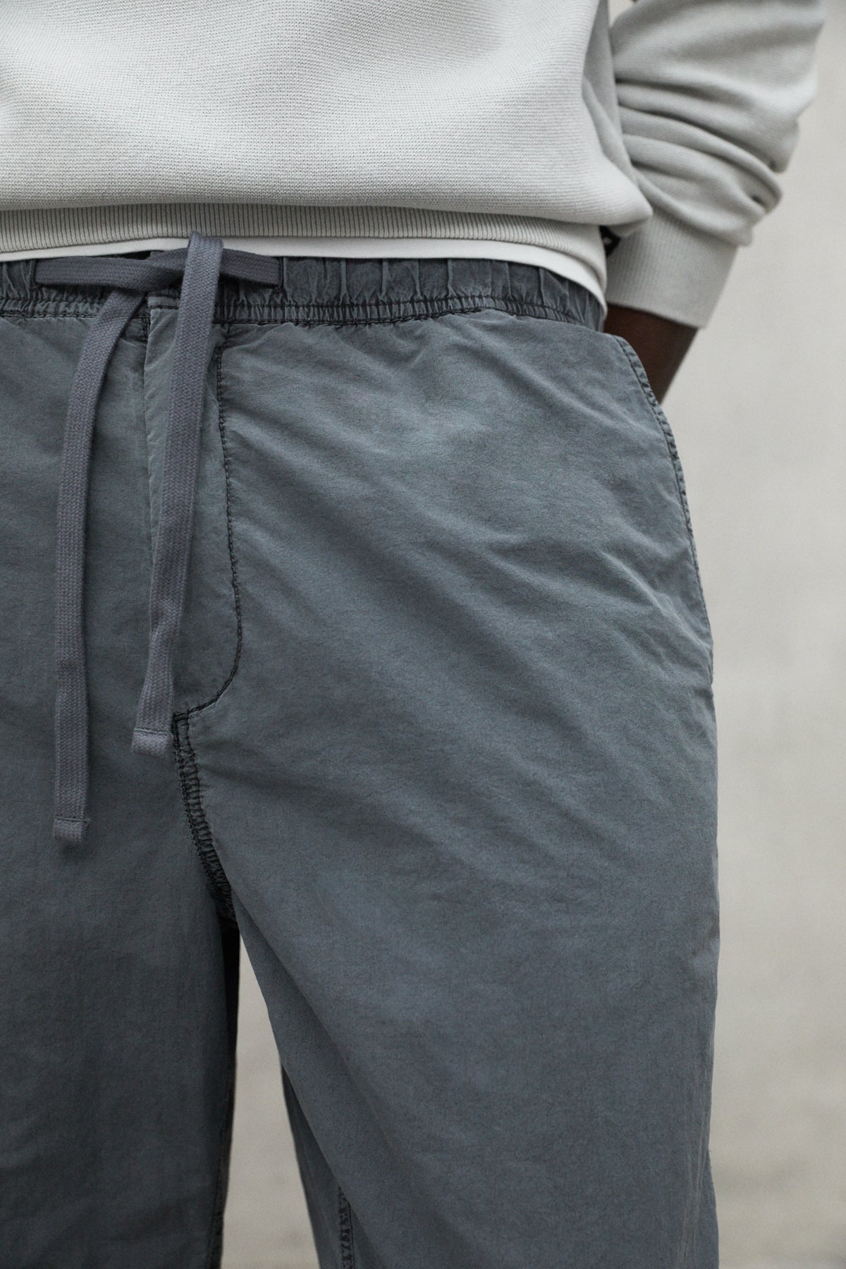 pantal-n-ecoalf-ethic-nylon-gris-oscuro-72-poliamida-reciclada image 5