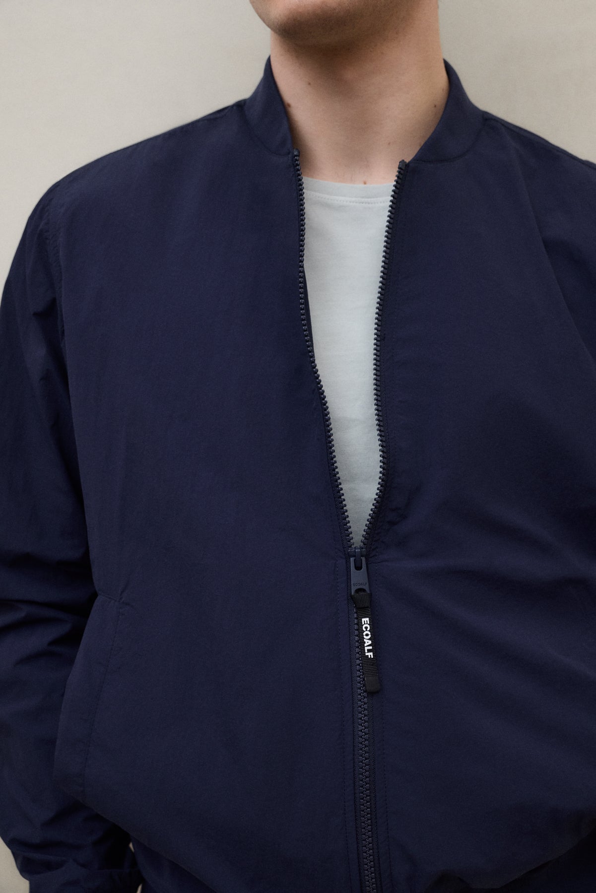 chaqueta-wale-ecoalf-azul-marino-de-poliamida-reciclada-para-hombre image 5