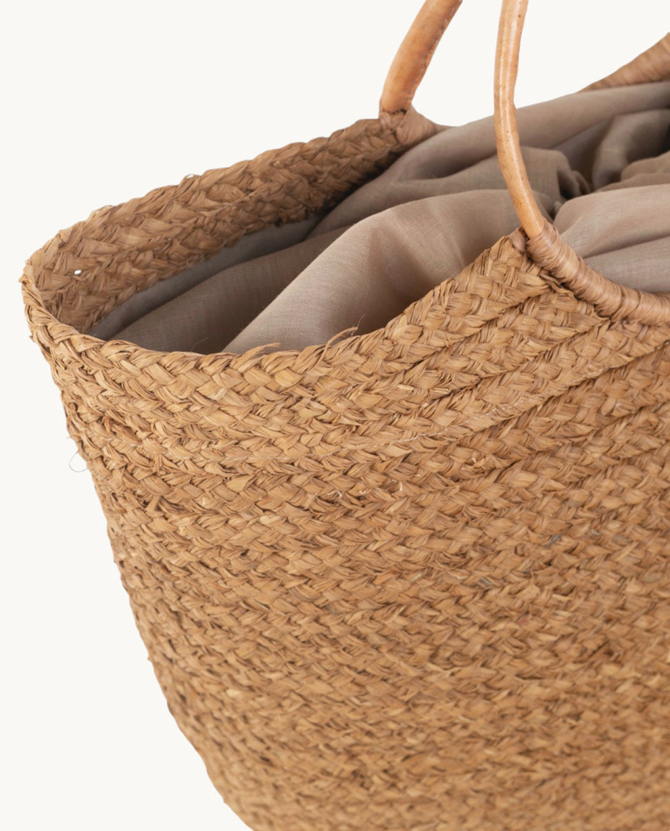 bolso-capazo-de-rafia-natural-kbas-asa-de-cuero-y-cierre-de-saco-color-tostado-5 image 3