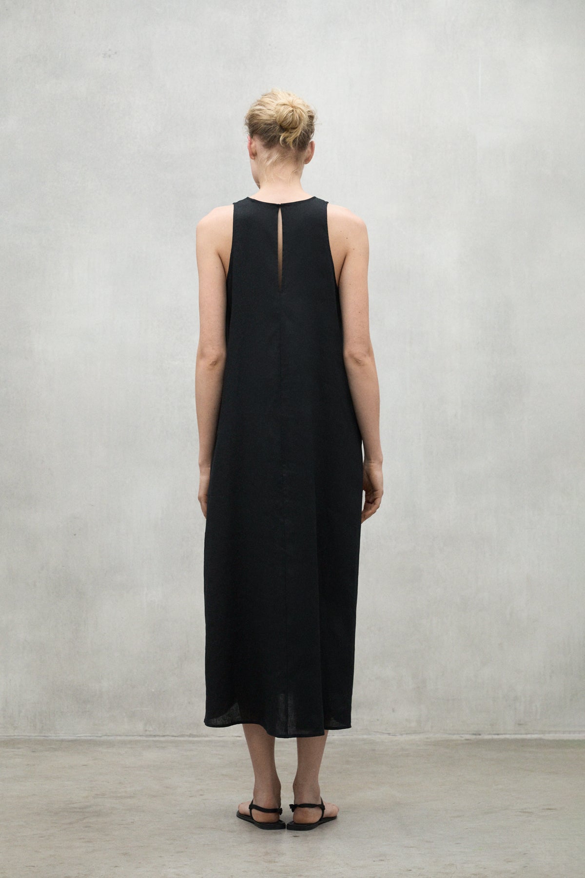 vestido-ukara-de-ecoalf-para-mujer-20-lino-reciclado-color-negro image 2