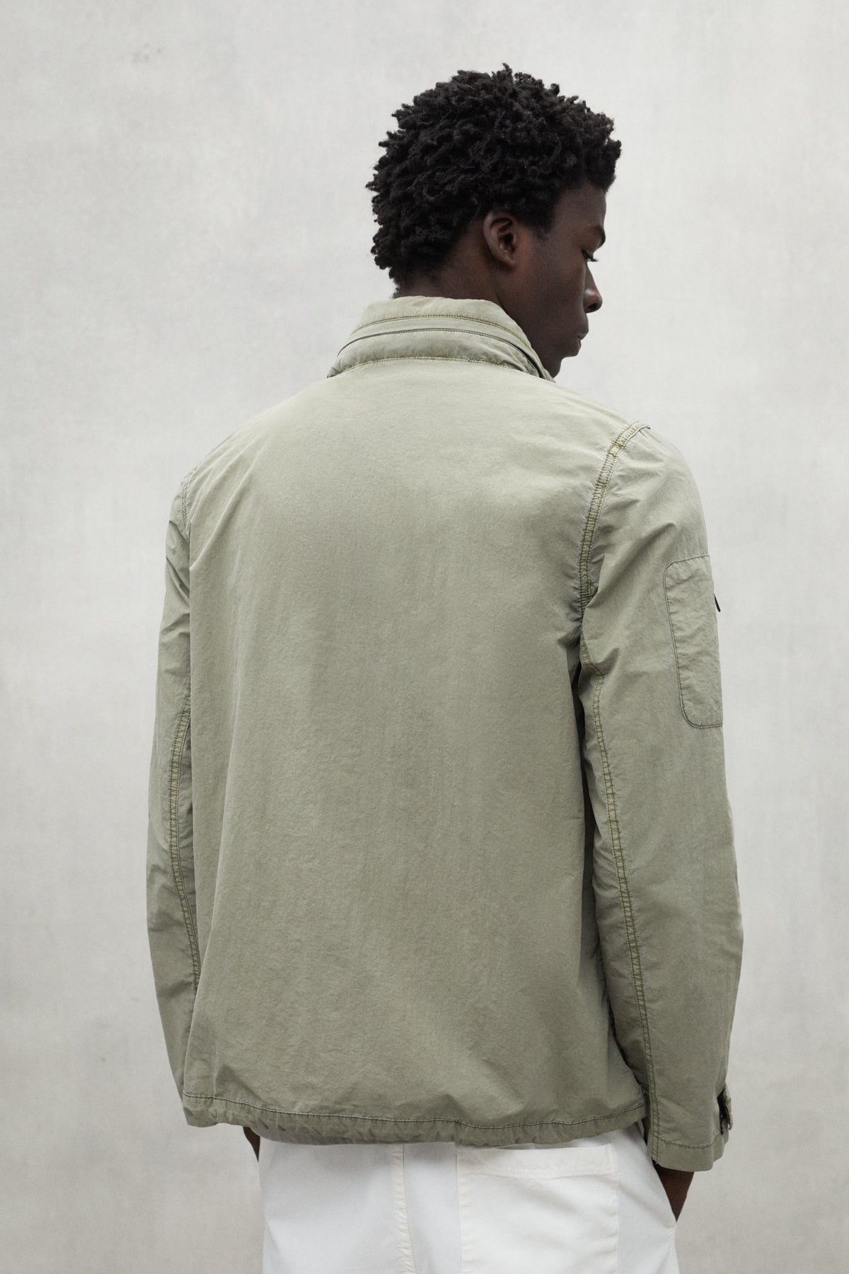 chaqueta-rigi-de-ecoalf-para-hombre-khaki-con-m-ltiples-bolsillos image 3