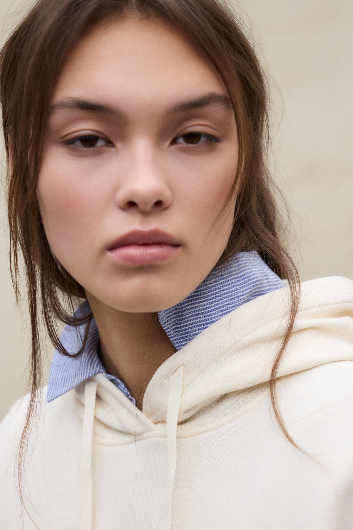 ecoalf-sudadera-bianca-beige-de-mujer-100-algod-n-reciclado-con-capucha image 6