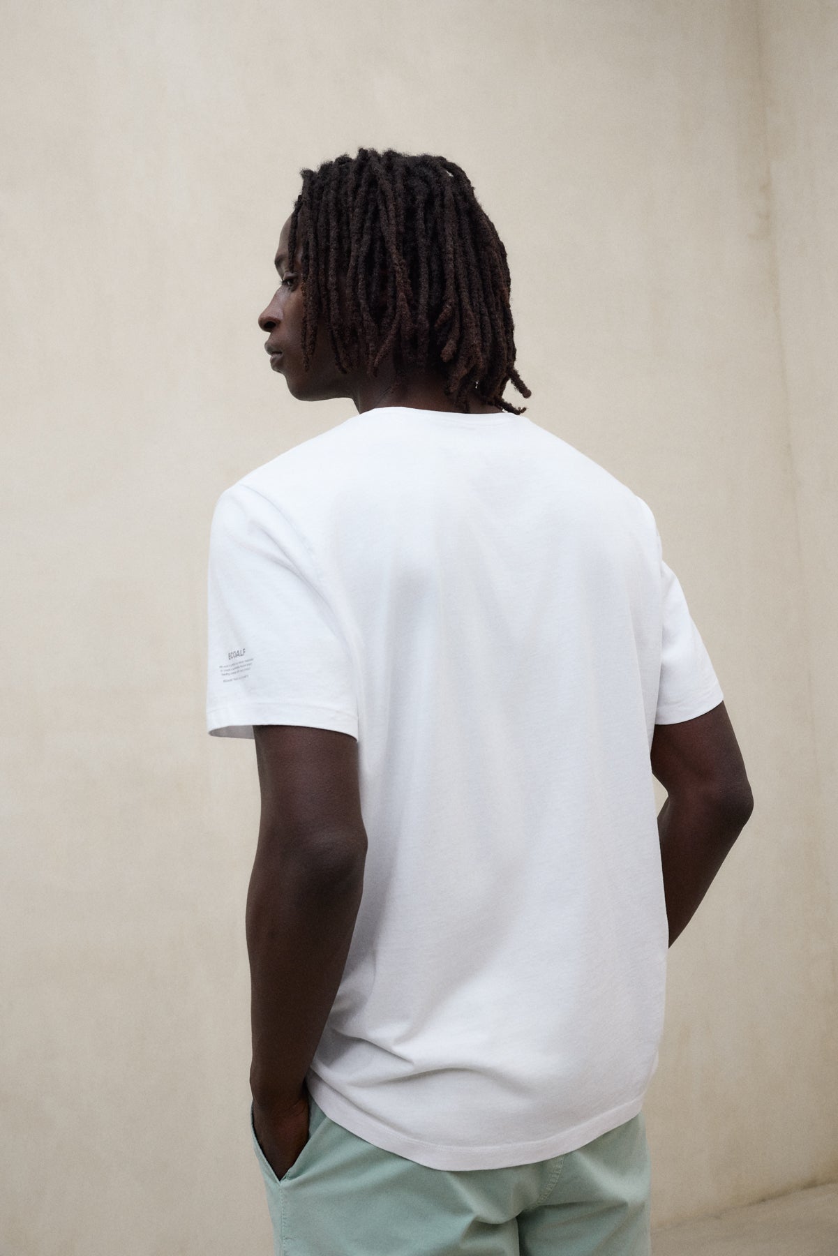 camiseta-ecoalf-vent-blanca-de-hombre-algod-n-reciclado-con-cuello-de-canal image 3