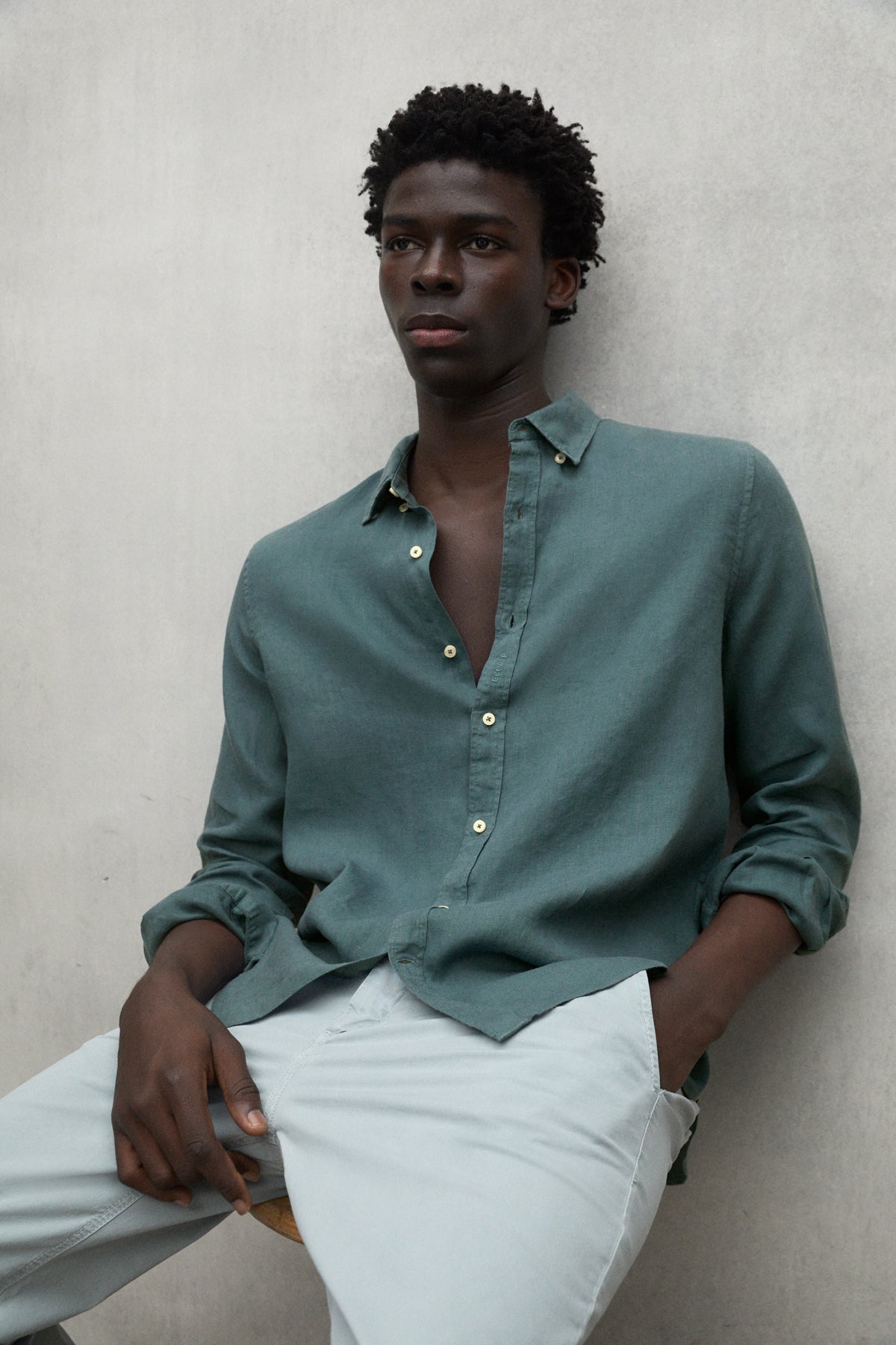 camisa-ecoalf-malibu-verde-de-hombre-100-lino-fit-regular-y-dise-o-atemporal image 6