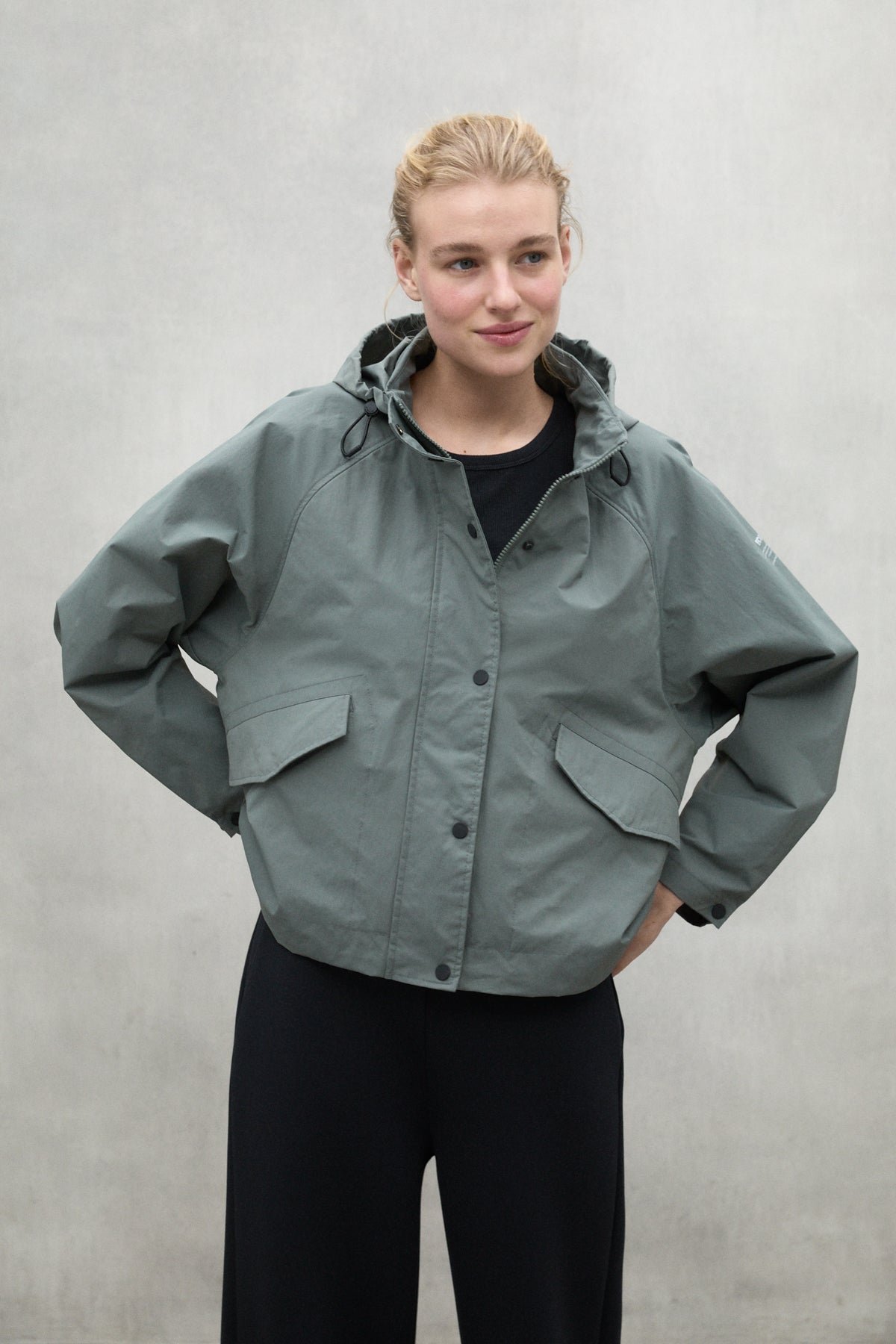 ecoalf-chaqueta-belumut-khaki-poliamida-reciclada image 2