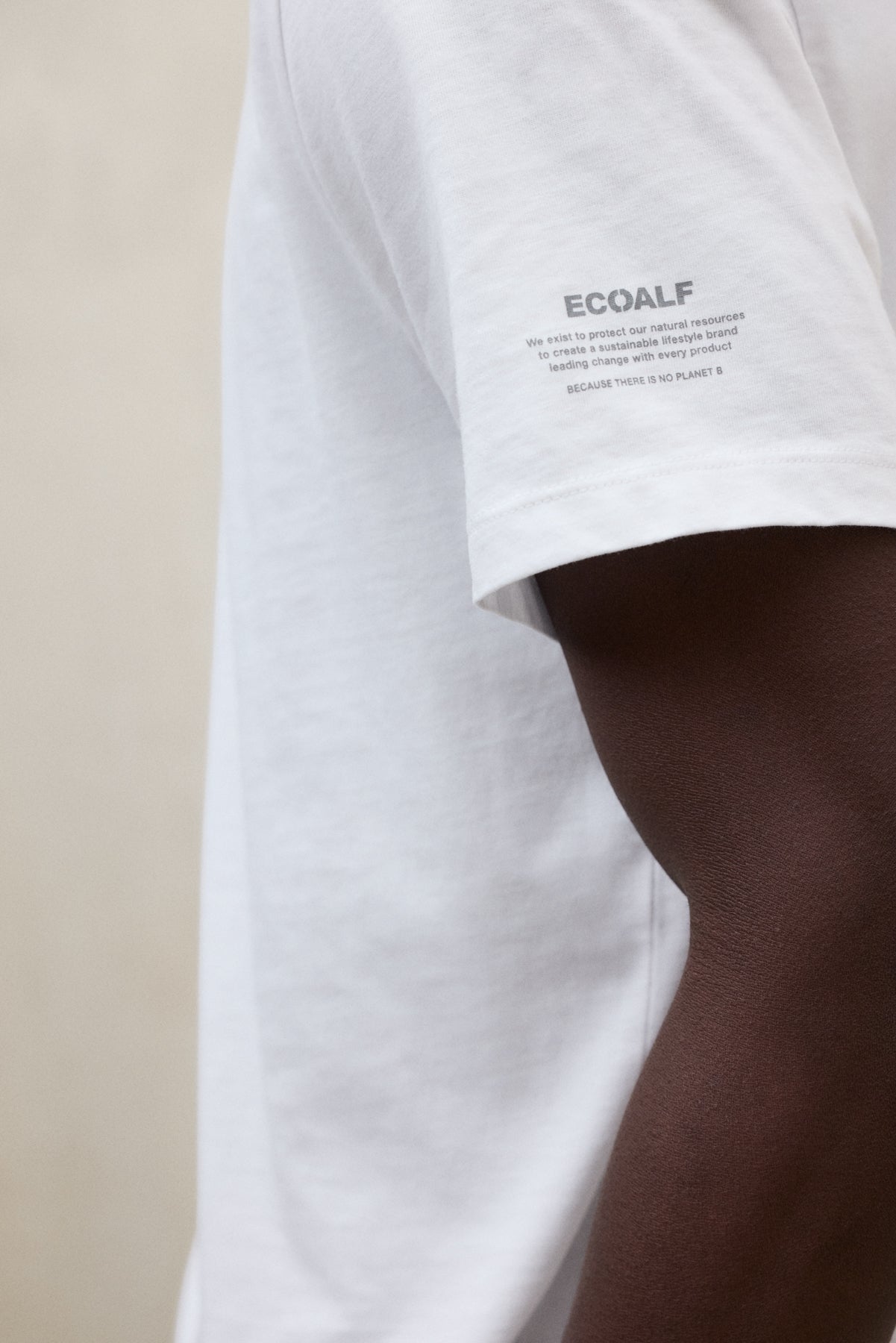 camiseta-ecoalf-vent-blanca-de-hombre-algod-n-reciclado-con-cuello-de-canal image 4